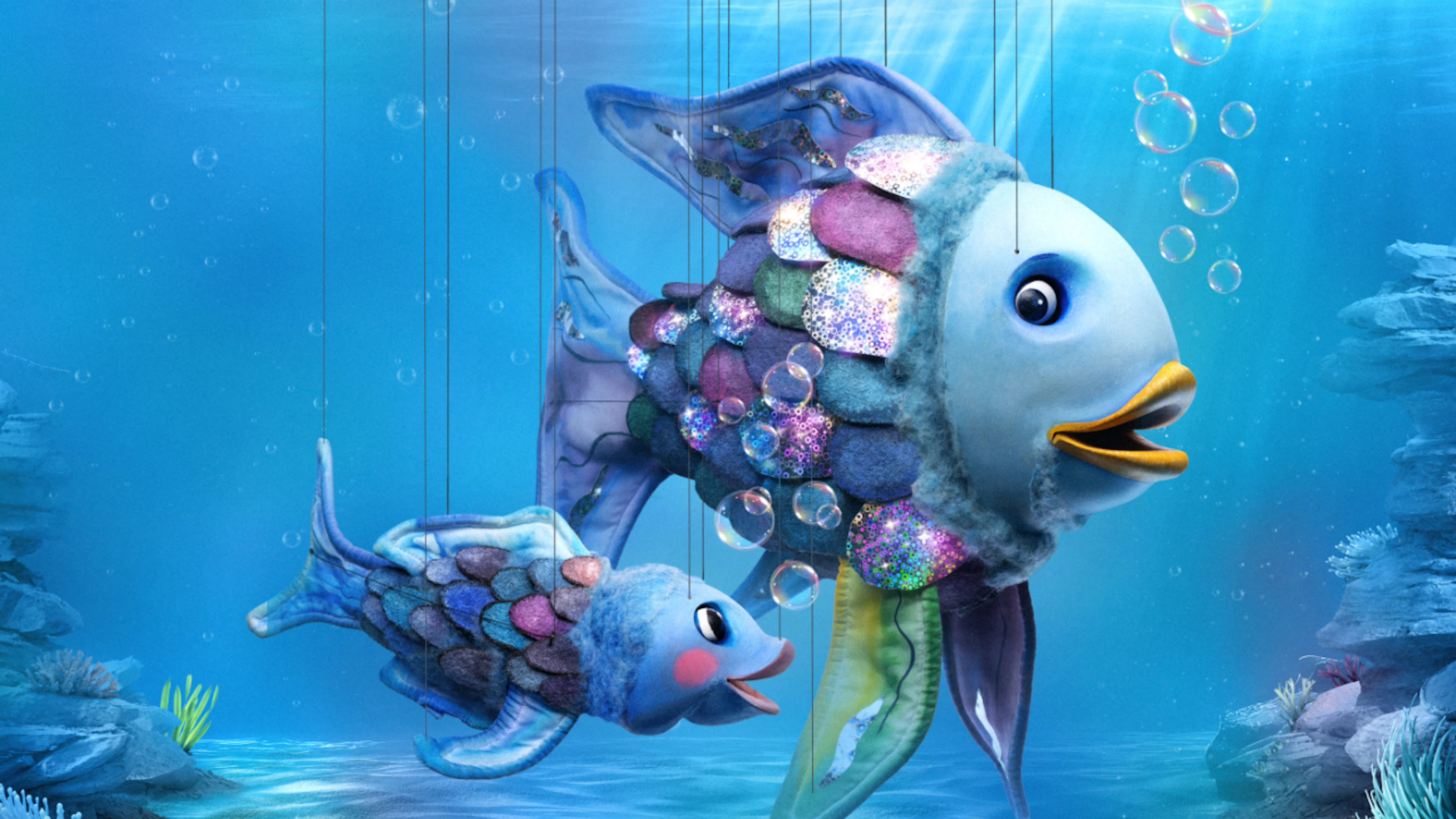 So sieht der Regenbogenfisch als Holzpuppe aus. Er und der Kleine Blaue schwimmen in ihr Tiefseeabenteuer.