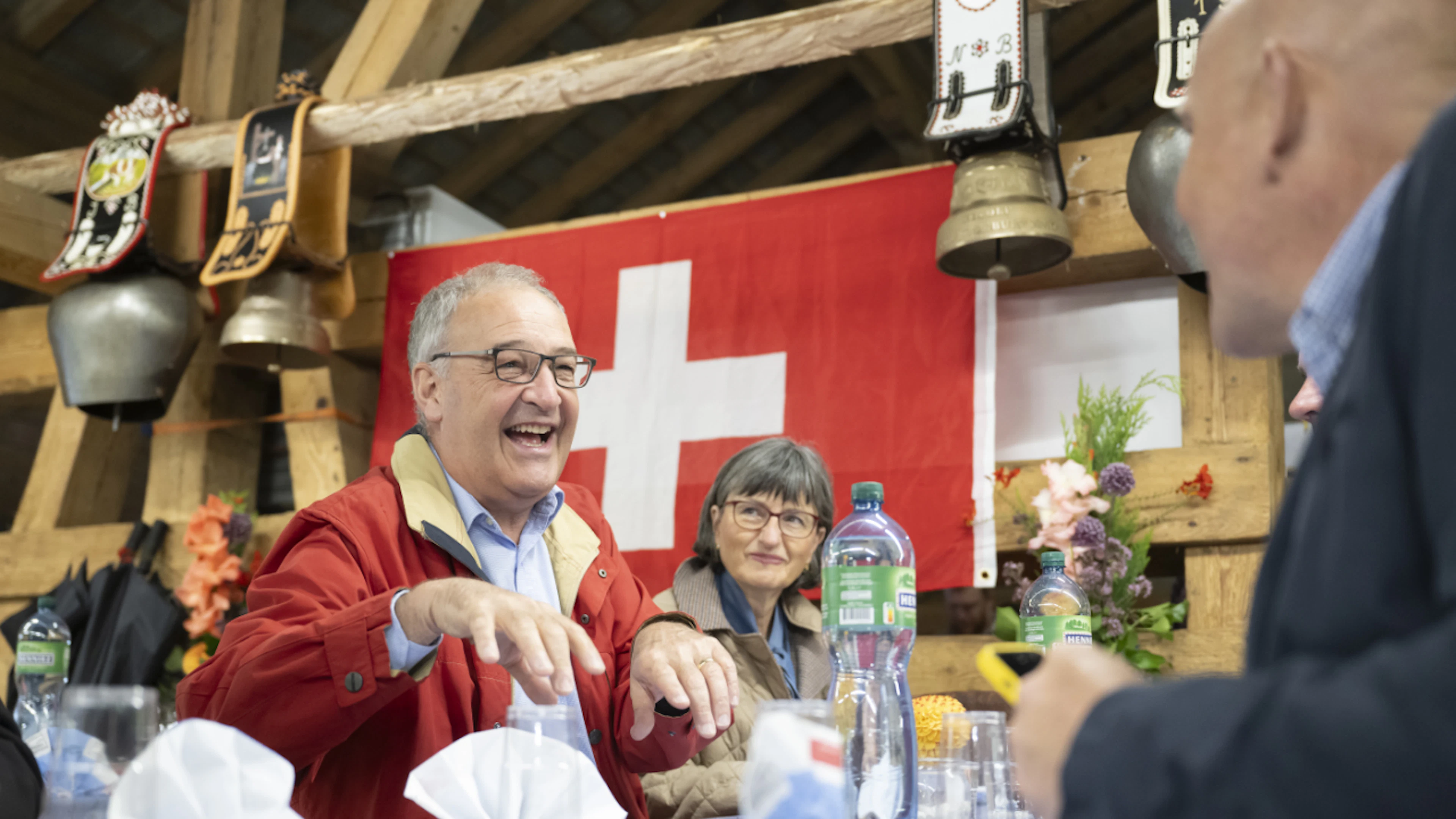 Bundespräsident Guy Parmelin wird wieder an einem 1.-August-Brunch auf einem Bauernhof teilnehmen. Das Bild zeigt ihn und seine Frau Caroline 2023 in Schwarzsee FR. (Archivbild)