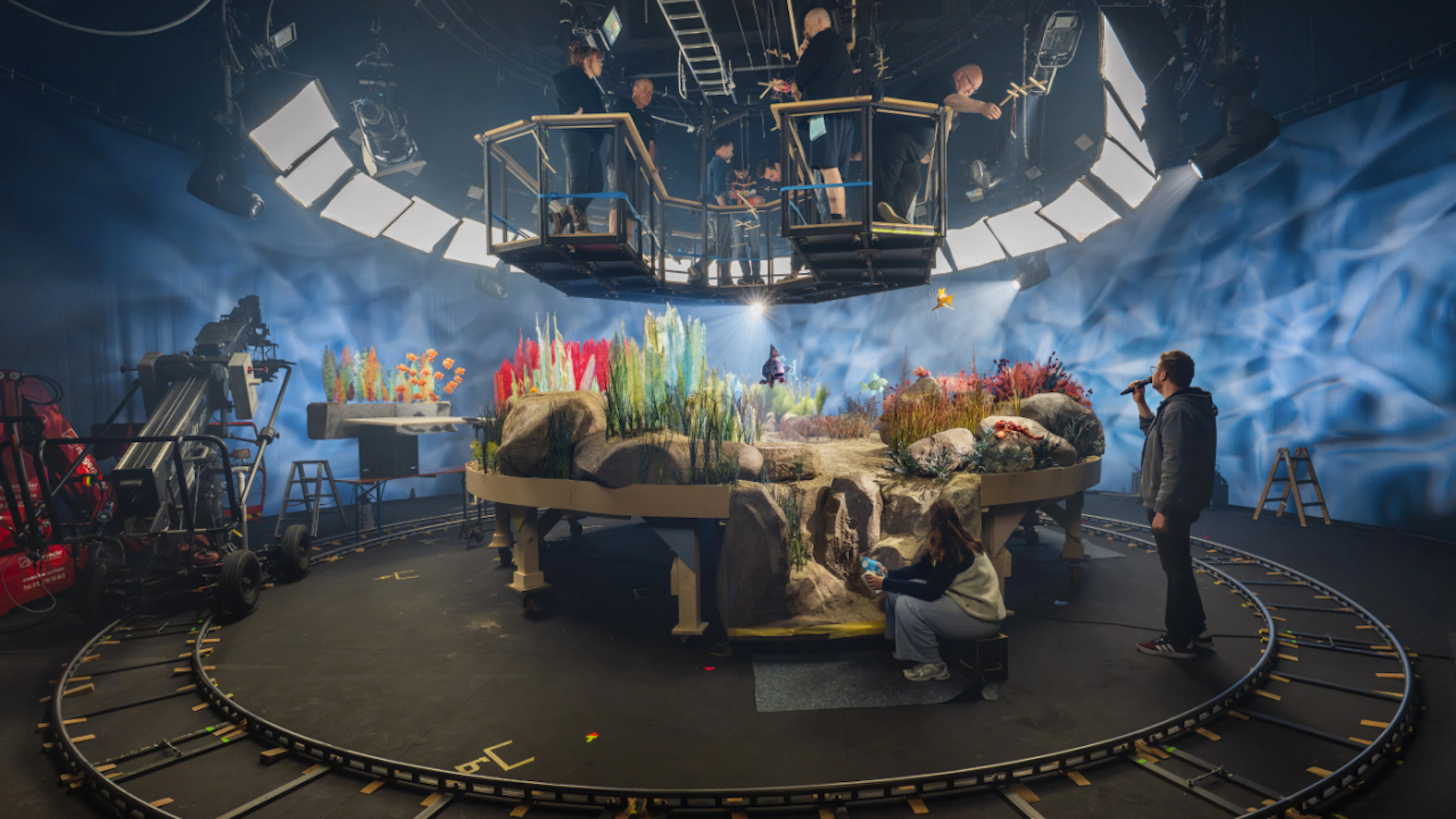 Hier wird der Kinderbuchklassiker verfilmt: Regisseur und Mitglied der Augsburger Puppenkiste, Florian Moch, mit seiner Crew am Set von «De Rägebogefisch».