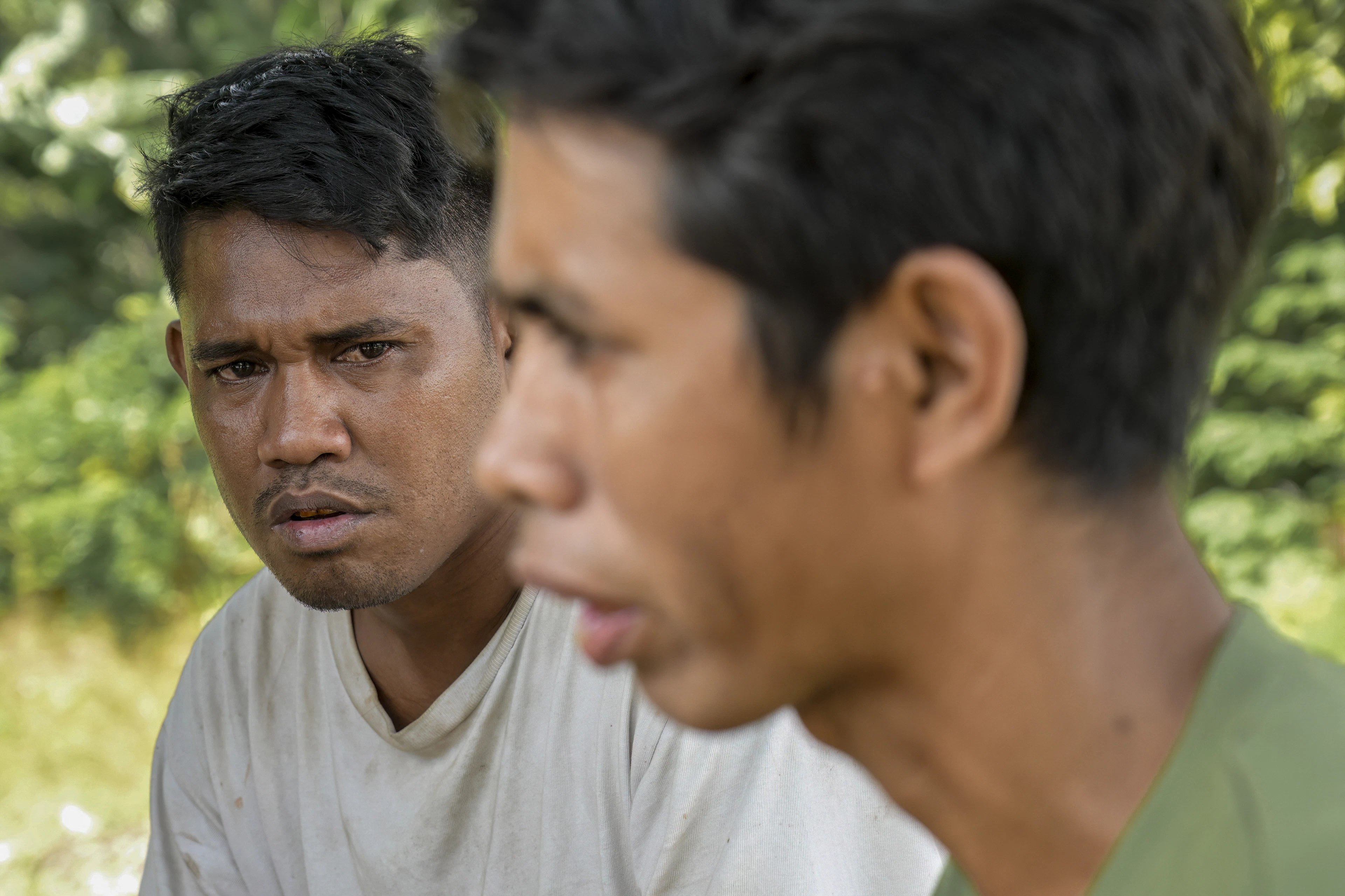 Cette photo prise le 23 juin 2026 montre Umbu Ana Rara (à gauche), un maramba (noble), en train d'observer son ata (esclave), Kanisius Kanyali Hambarita, dans le village de Tanggedu, à Sumba-Est, dans la province de Nusa Tenggara-Est.