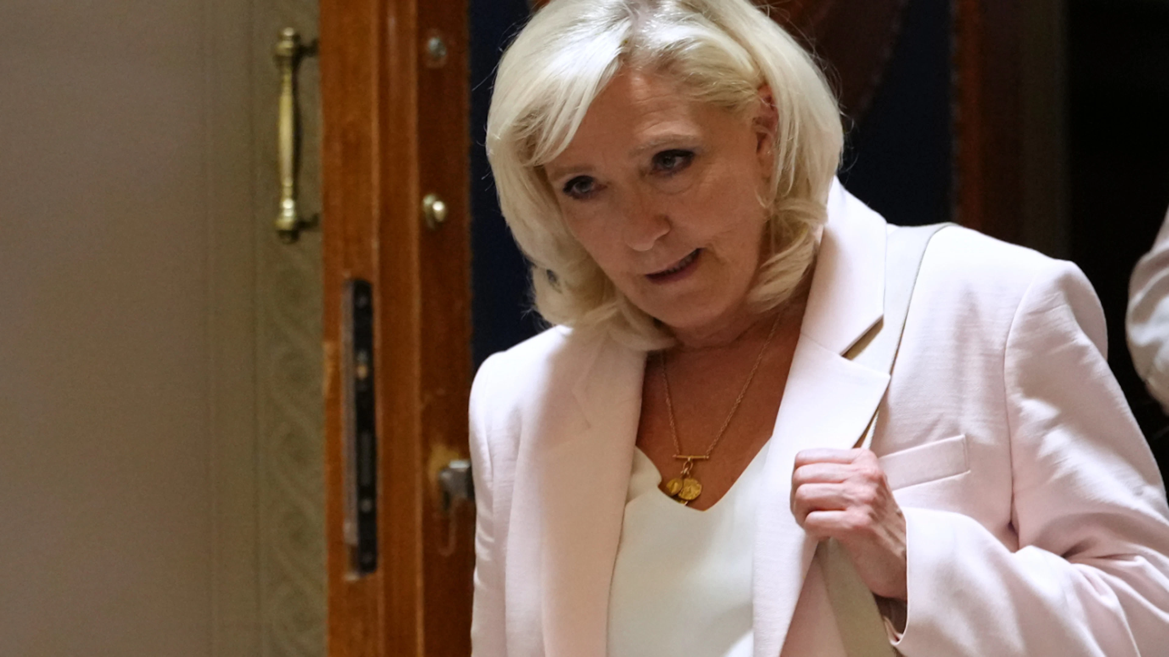 dpatopbilder – Marine Le Pen, chairwoman of the Rassemblement National parliamentary group, leaves the courtroom in Paris after the verdict was handed down in her appeal trial. Photo: Aurelien Morissard/AP/dpa