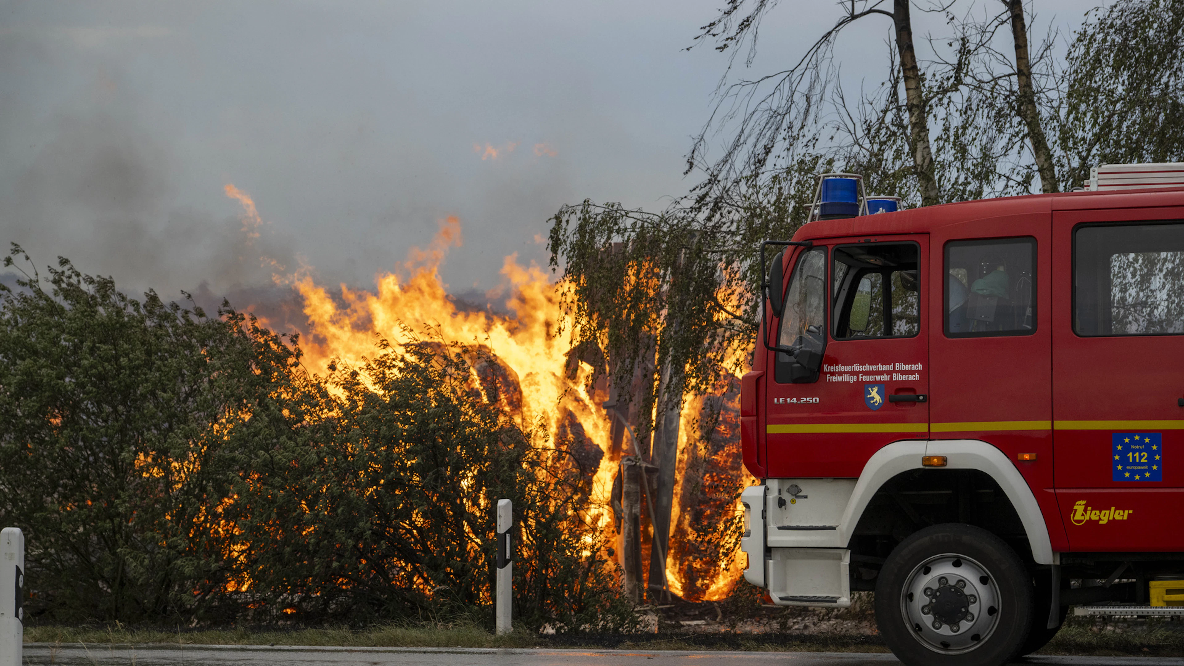 Deux pompiers meurent piégés par les flammes près de Bordeaux