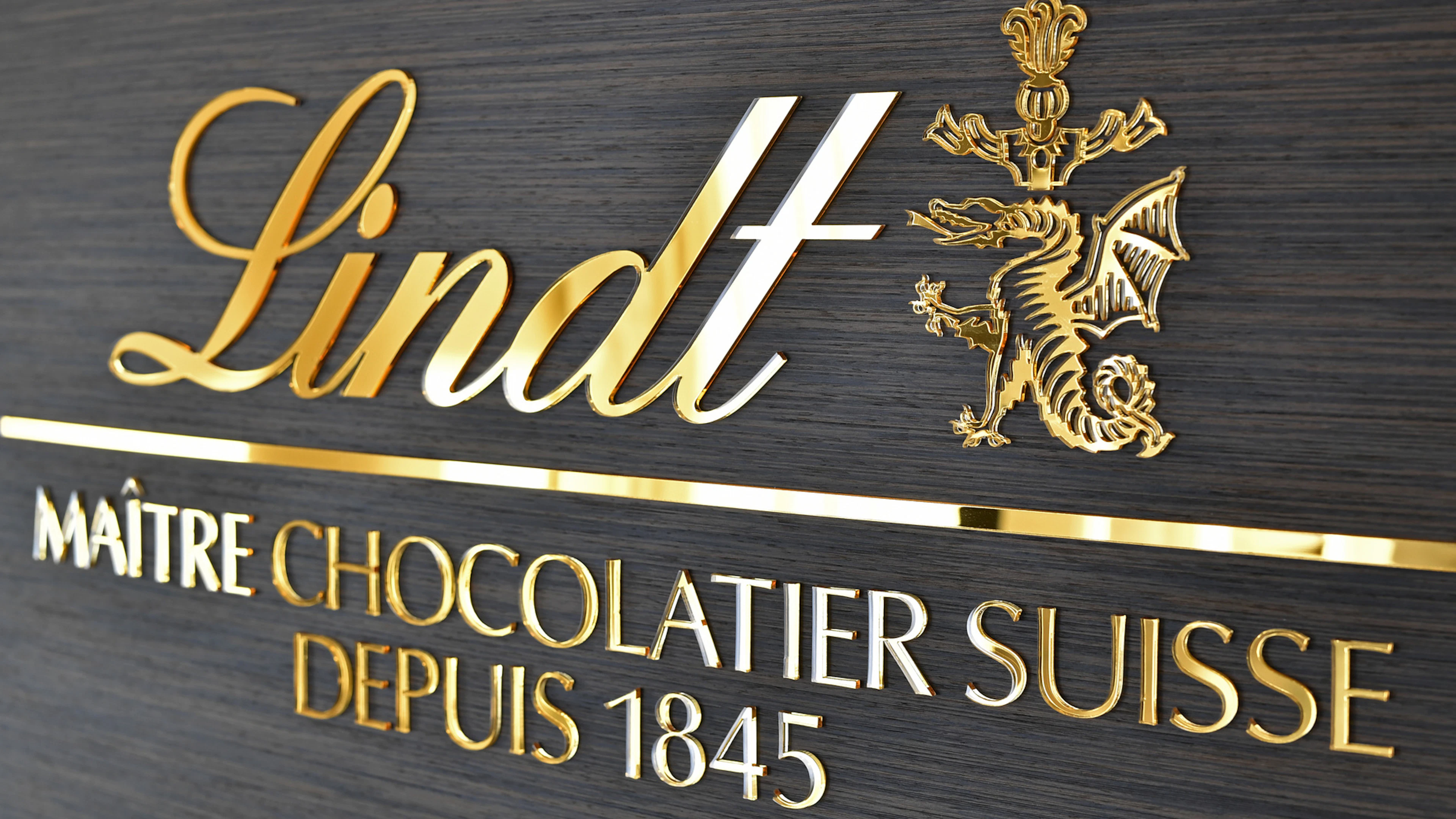 Le chocolatier mise notamment sur des emballages plus petits et donc plus abordables.