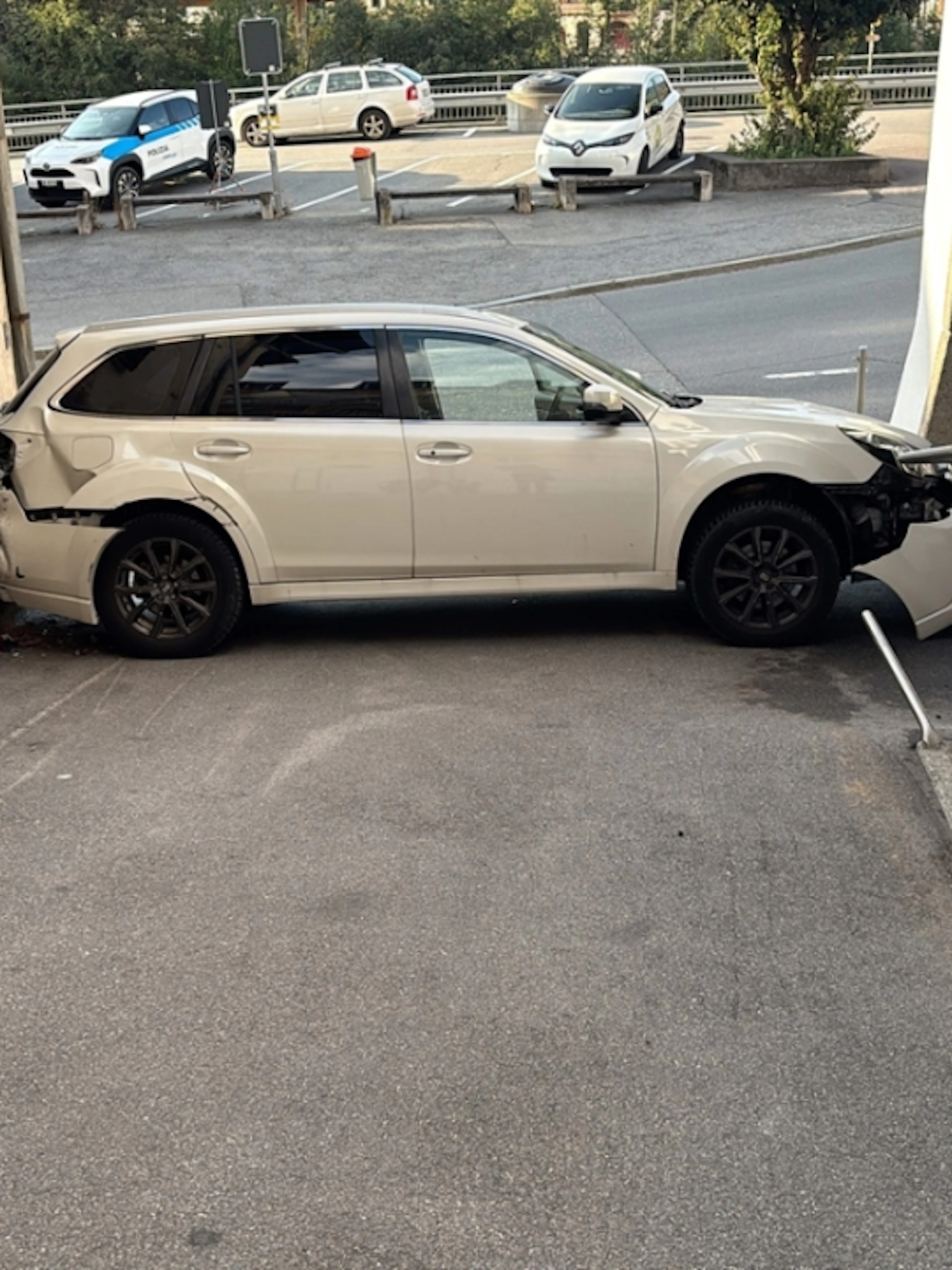 Grisons: un automobiliste de 87 ans coince sa voiture entre deux maisons