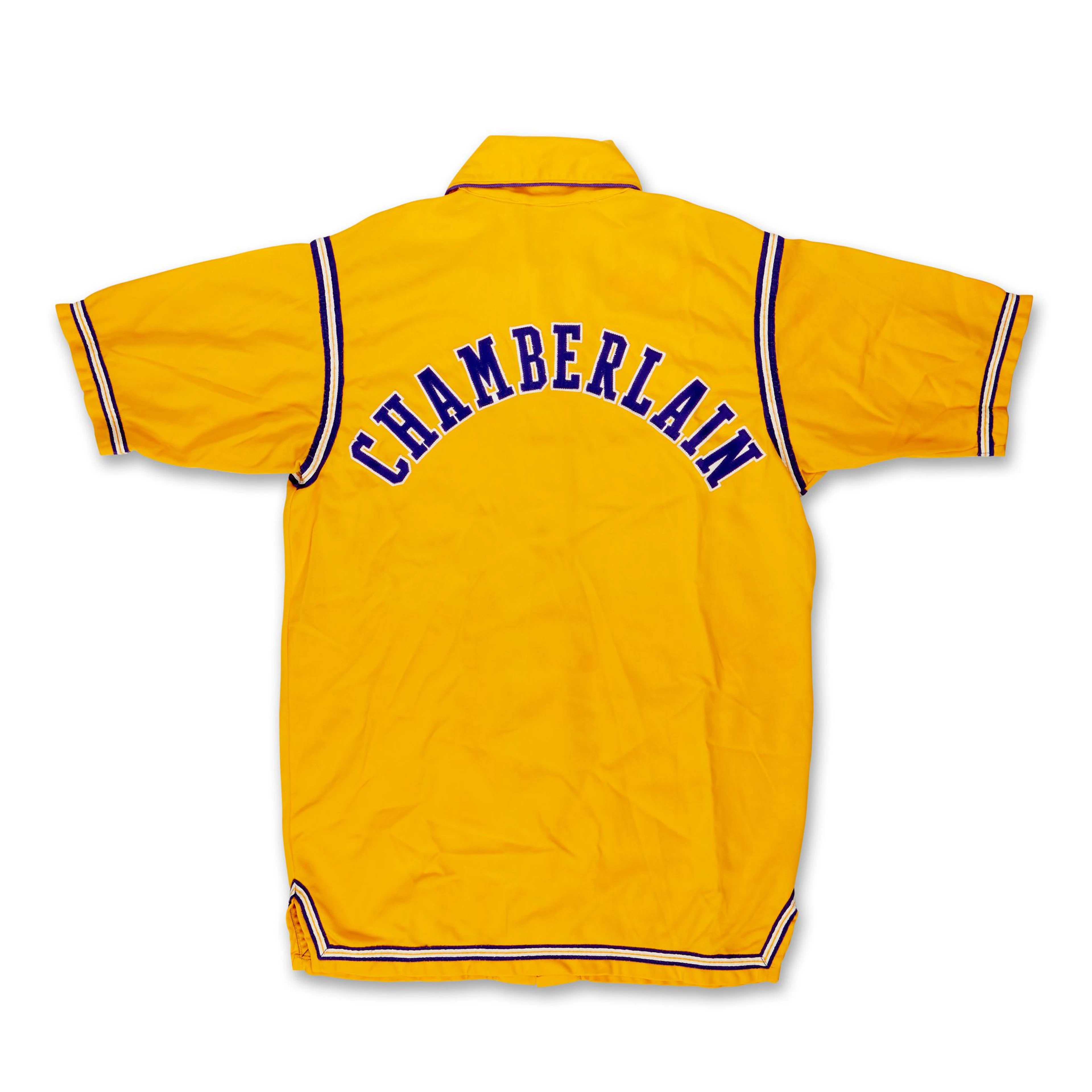 Trovata in un negozio di articoli di seconda mano e venduta all’asta a un prezzo elevato: una giacca da allenamento della leggenda dell’NBA Wilt Chamberlain.