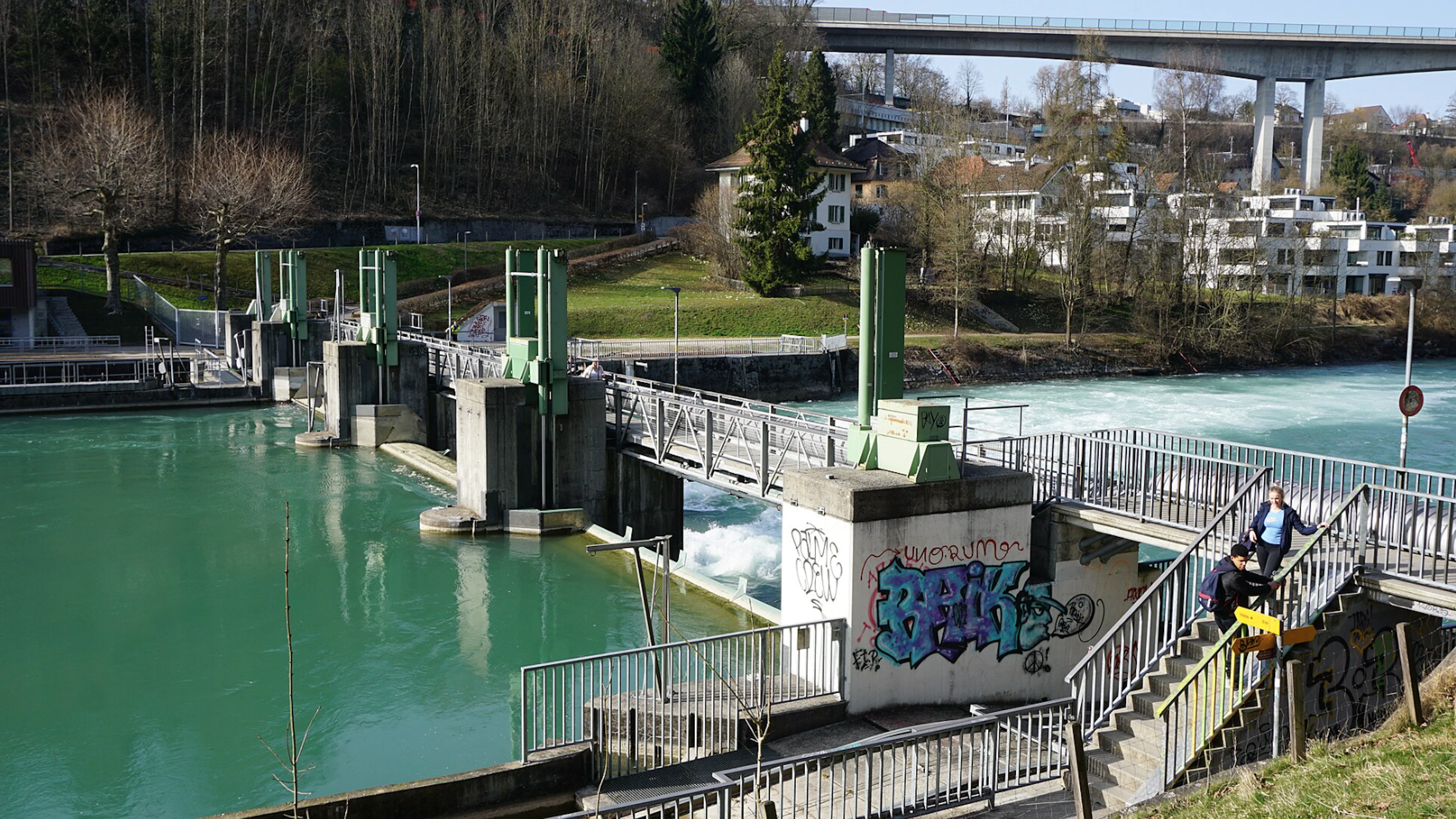 Zwei Männer geraten mit Stand Up Paddles auf Aare in Not – einer stirbt