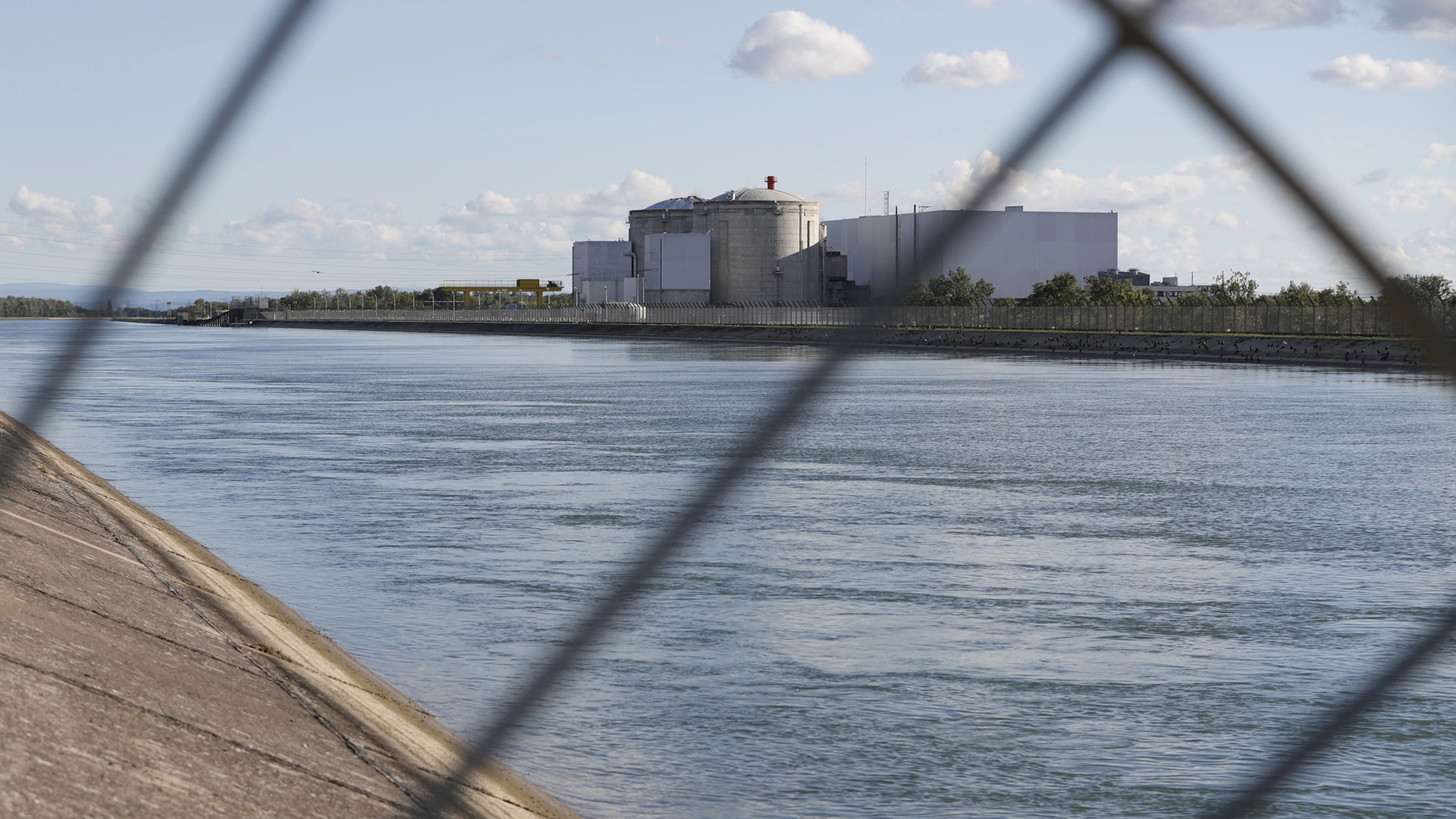 La chaleur frappe encore le nucléaire: deux réacteurs stoppés, trois au ralenti