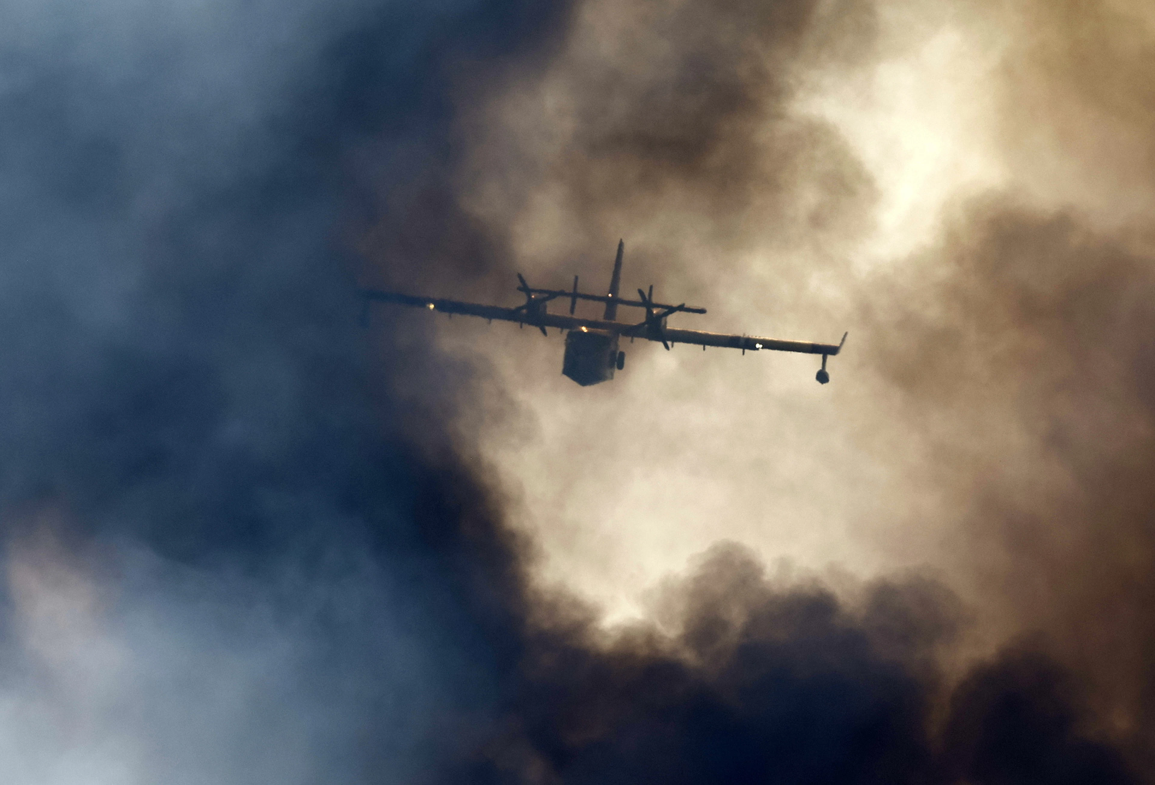 Un avion Canadair largue de l'eau sur un incendie de forêt qui fait rage à Ponteves, dans le sud de la France, le 22 juillet 2026. Le feu a forcé des dizaines de personnes à évacuer, ont indiqué les services d'urgence.