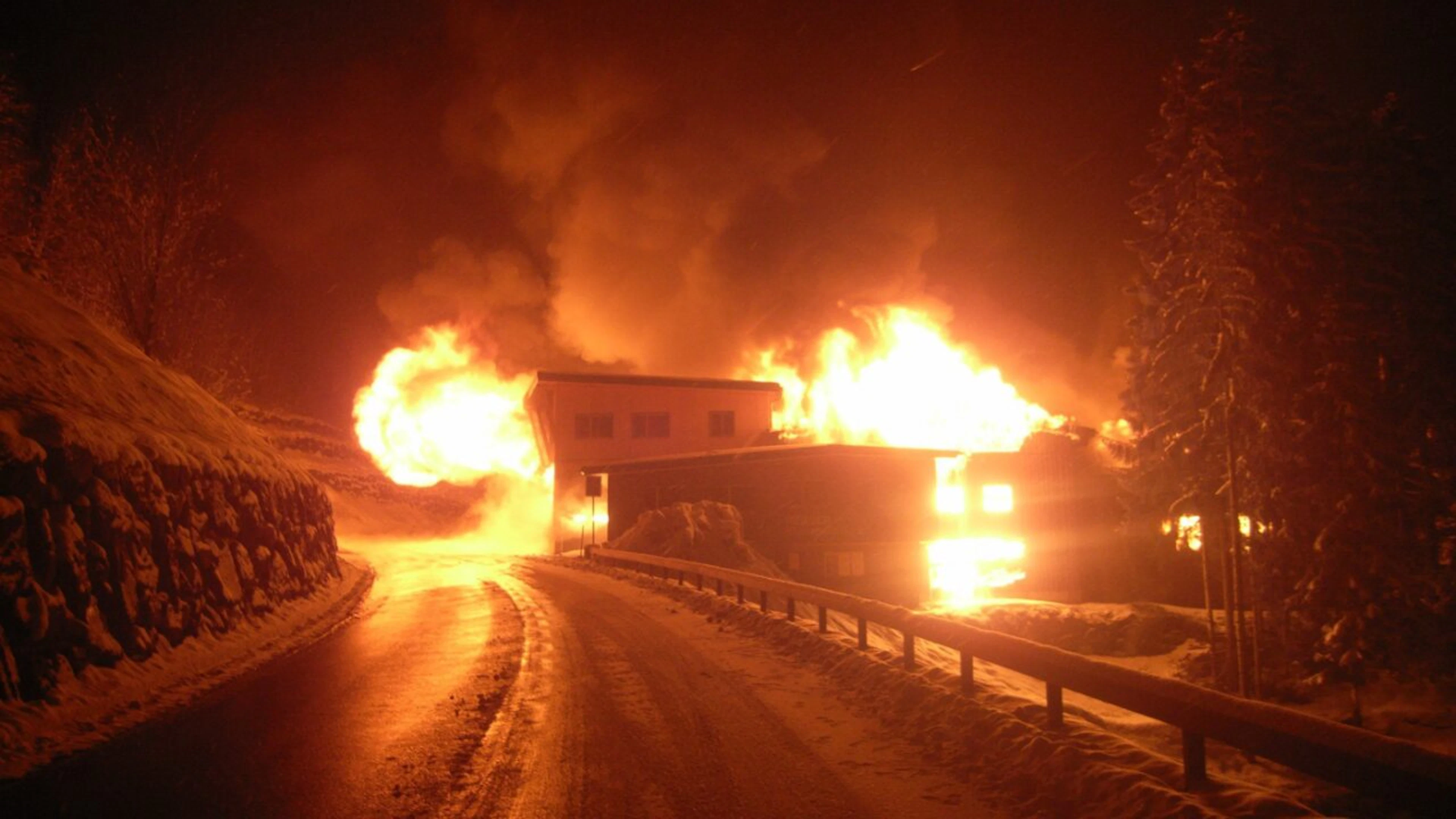 Une scierie ravagée par les flammes à Spiringen, la population appelée à calfeutrer