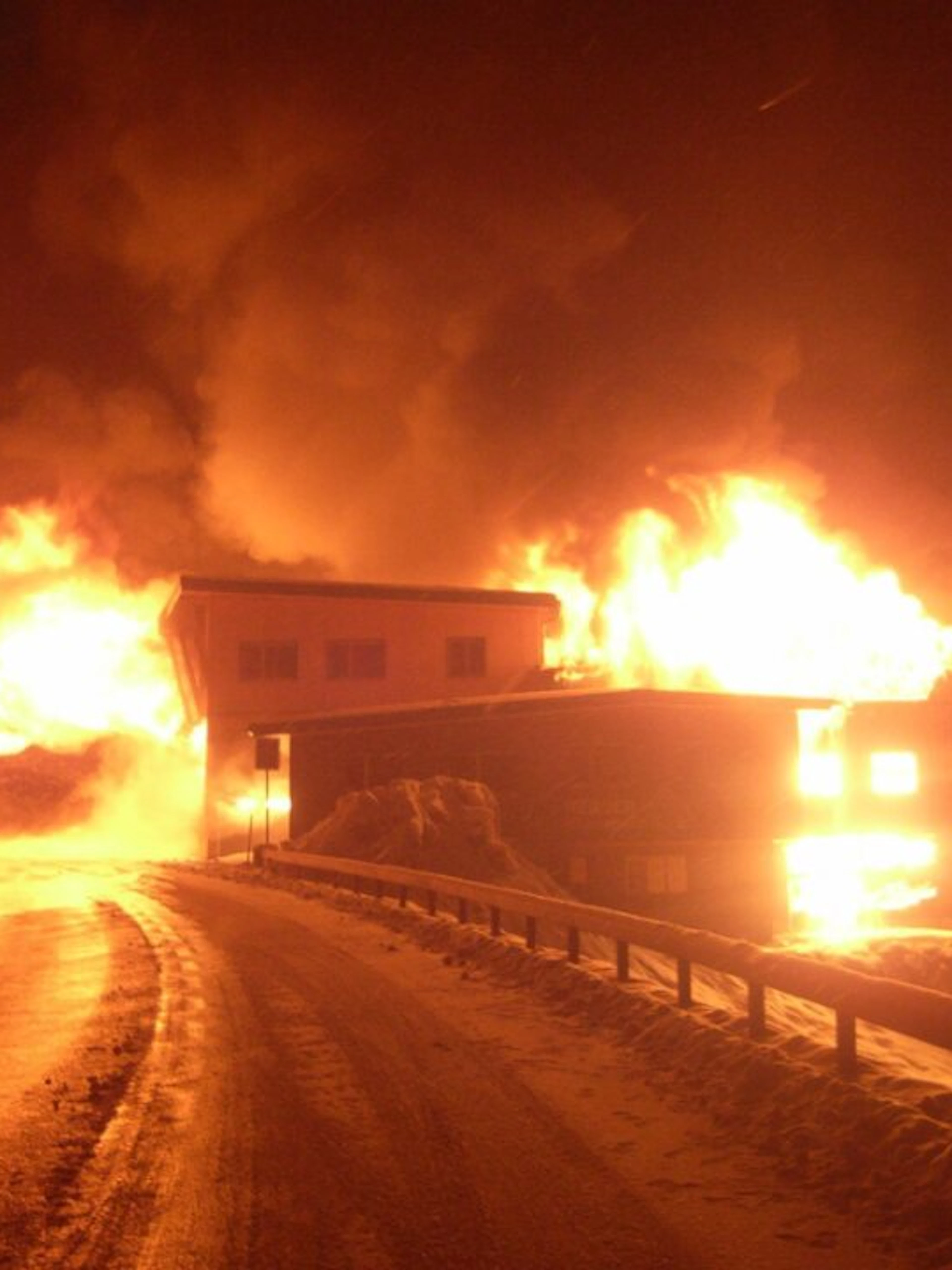 Une scierie ravagée par les flammes à Spiringen, la population appelée à calfeutrer