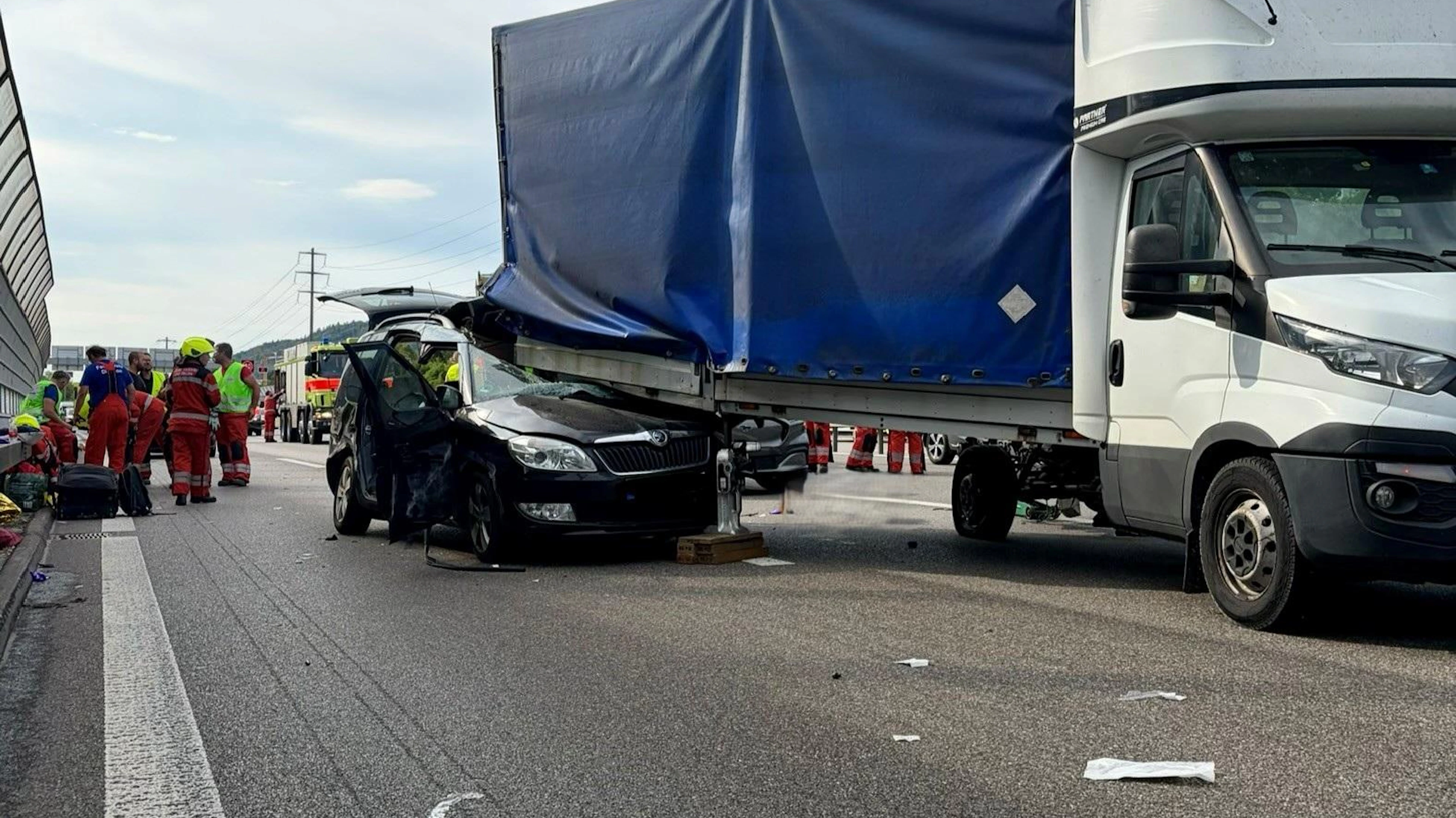 Auto unter Lkw eingeklemmt – vier Verletzte, darunter zwei Kinder