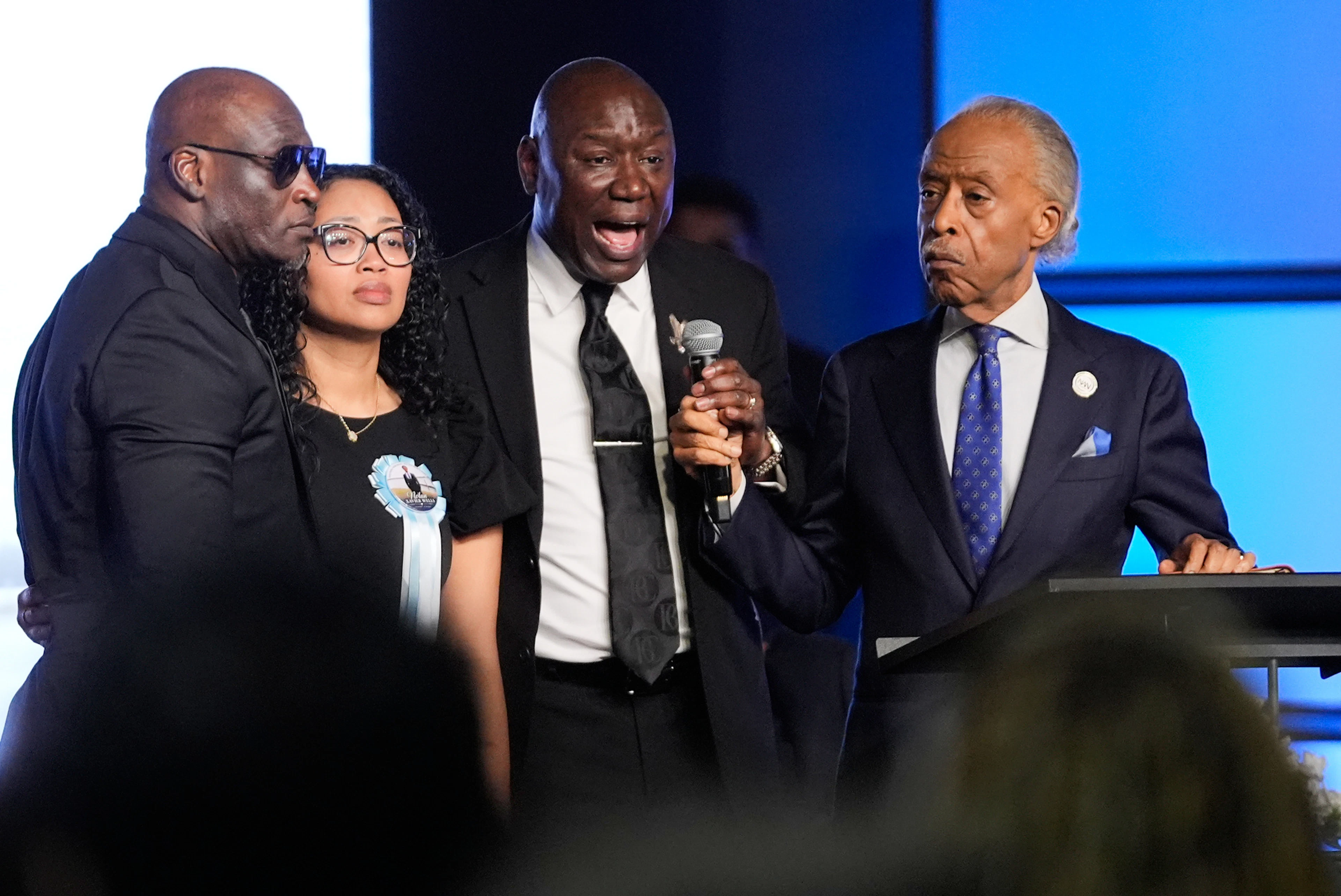 Der Anwalt Ben Crump (Mitte) und Bürgerrechtsaktivist Al Sharpton (rechts) auf der Beerdigung von Nolan Wells.