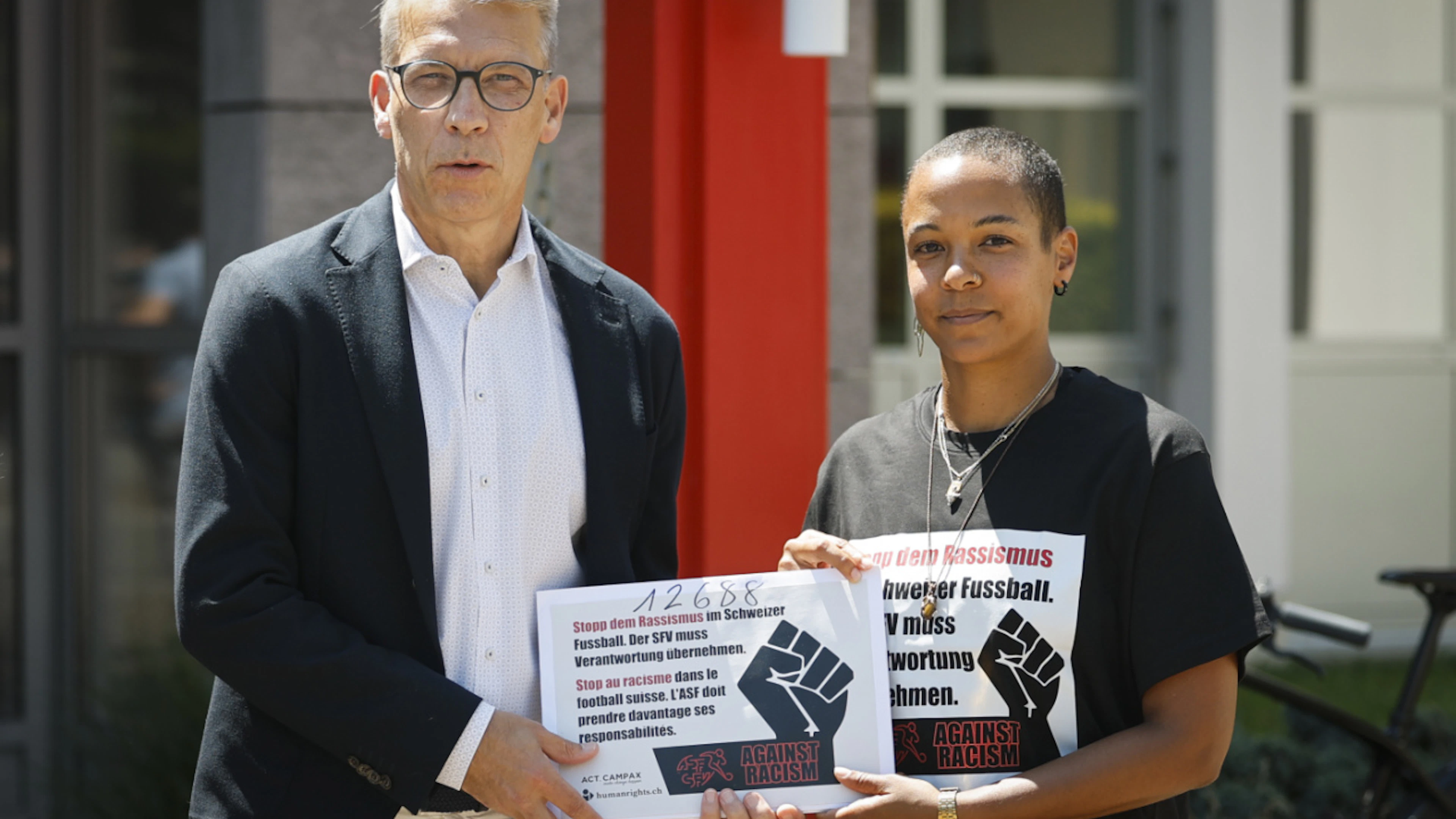Jasmine Imboden a remis la pétition «Stop au racisme dans le football suisse» au président de l'ASF Peter Knäbel.
