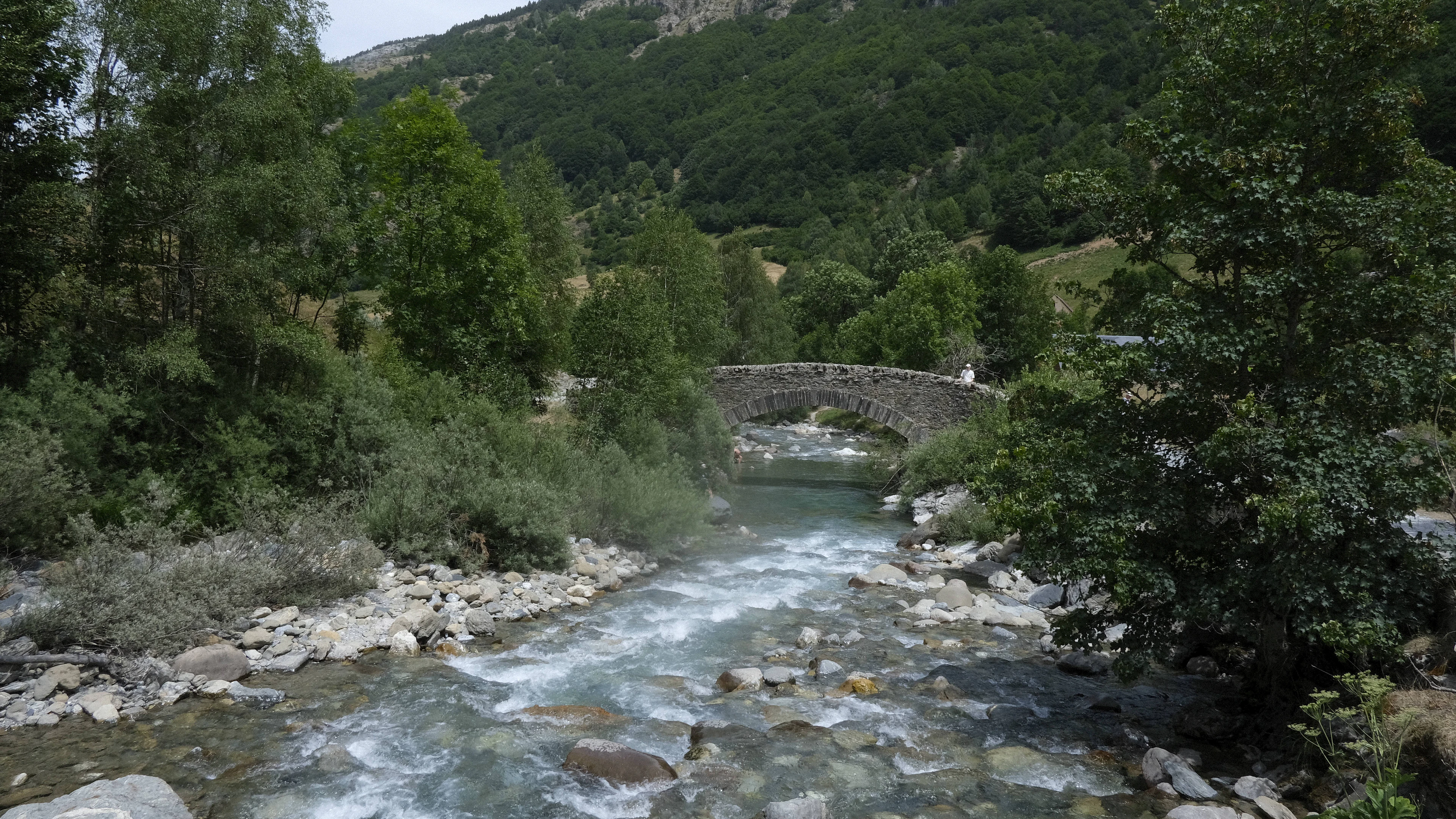 Wanderer mit massivem Brechdurchfall aus Pyrenäen ins Spital geflogen