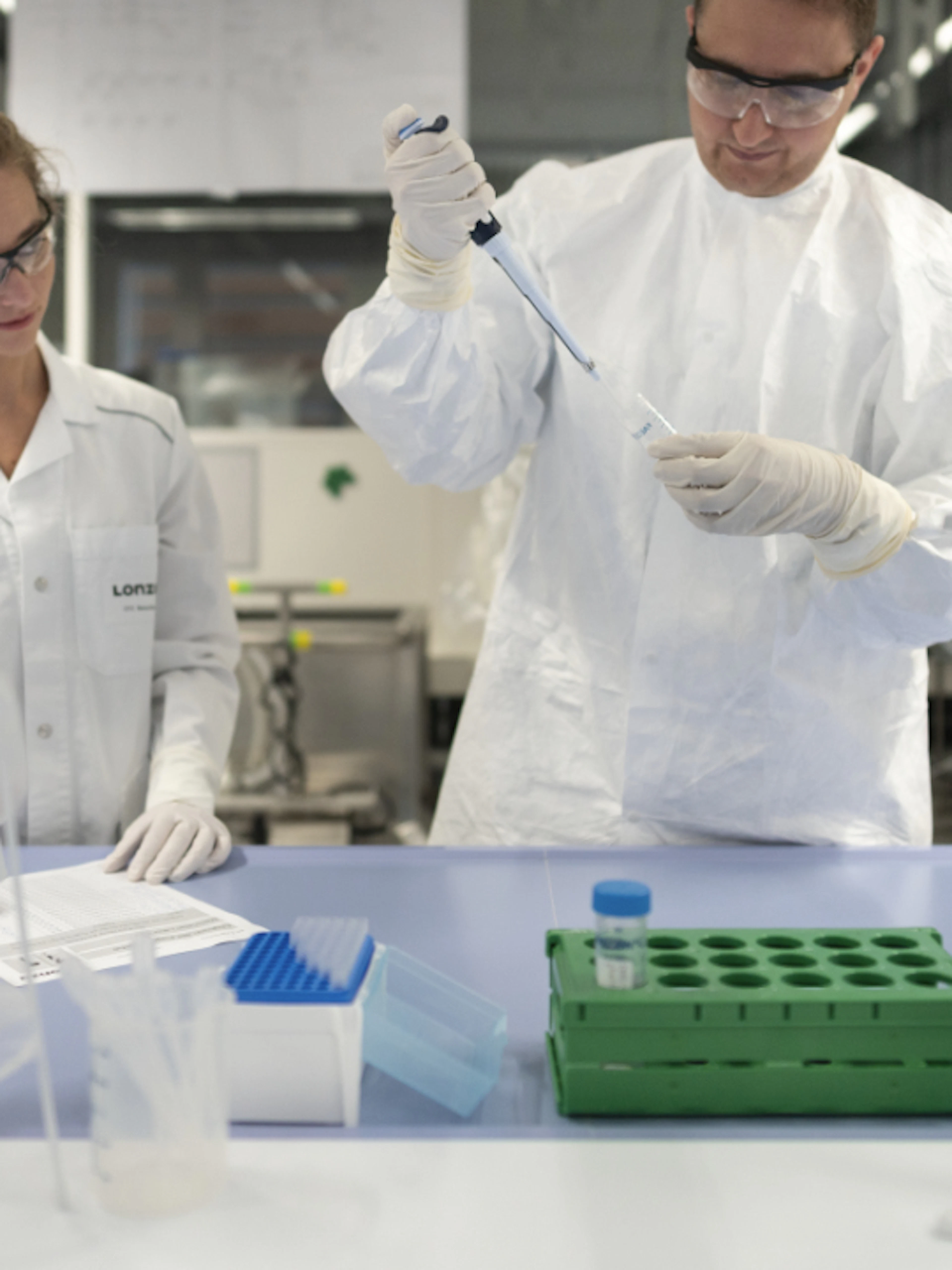 Lonza accélère sur six mois et relève partiellement ses objectifs
