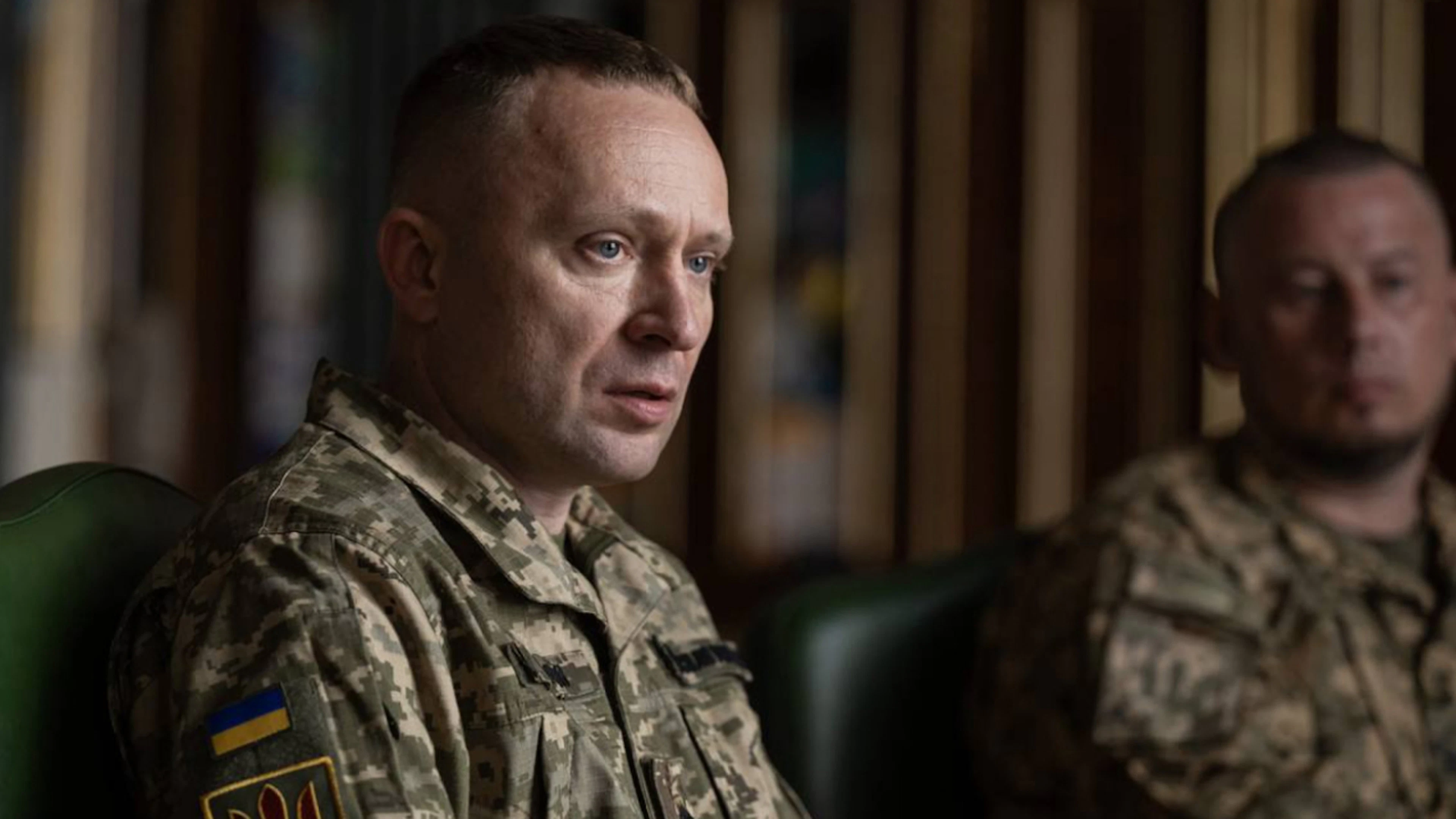 Das ist der neue Oberbefehlshaber der ukrainischen Streitkräfte, Mychajlo Drapatyj im Pressebüro des ukrainischen Präsidenten Selenskyj.