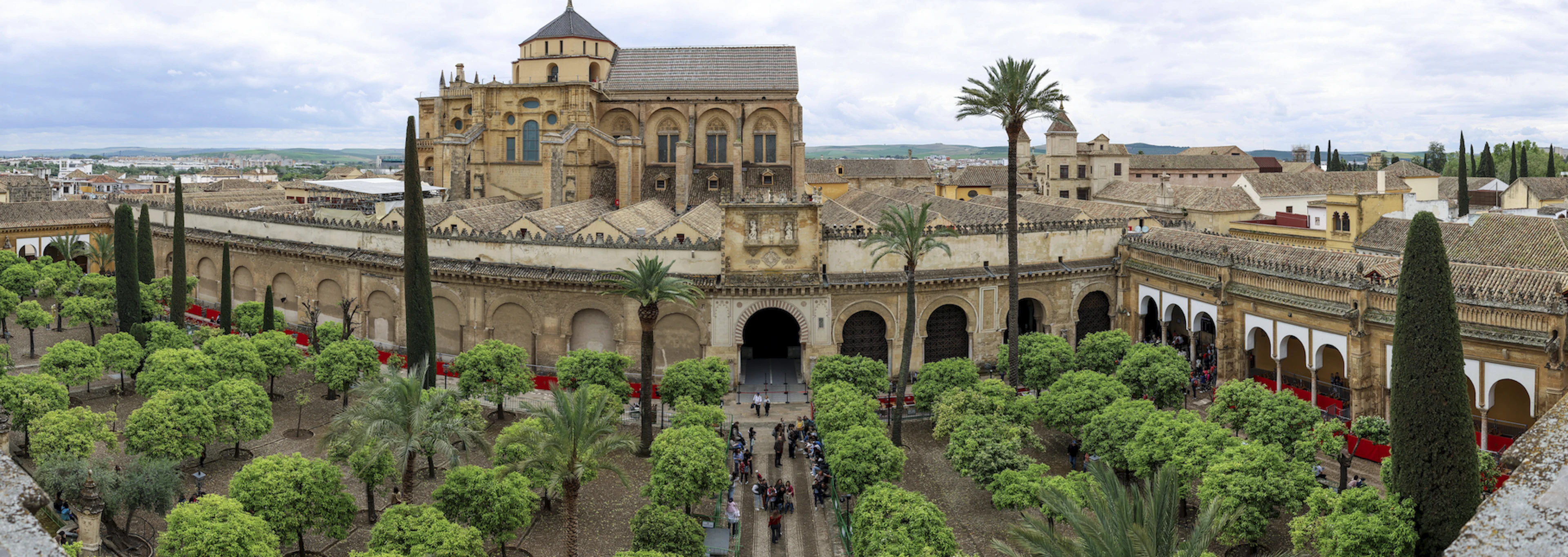 Die Mezquita-Catedral prägt das historische Zentrum von Córdoba und gehört zu den berühmtesten Sehenswürdigkeiten Andalusiens.