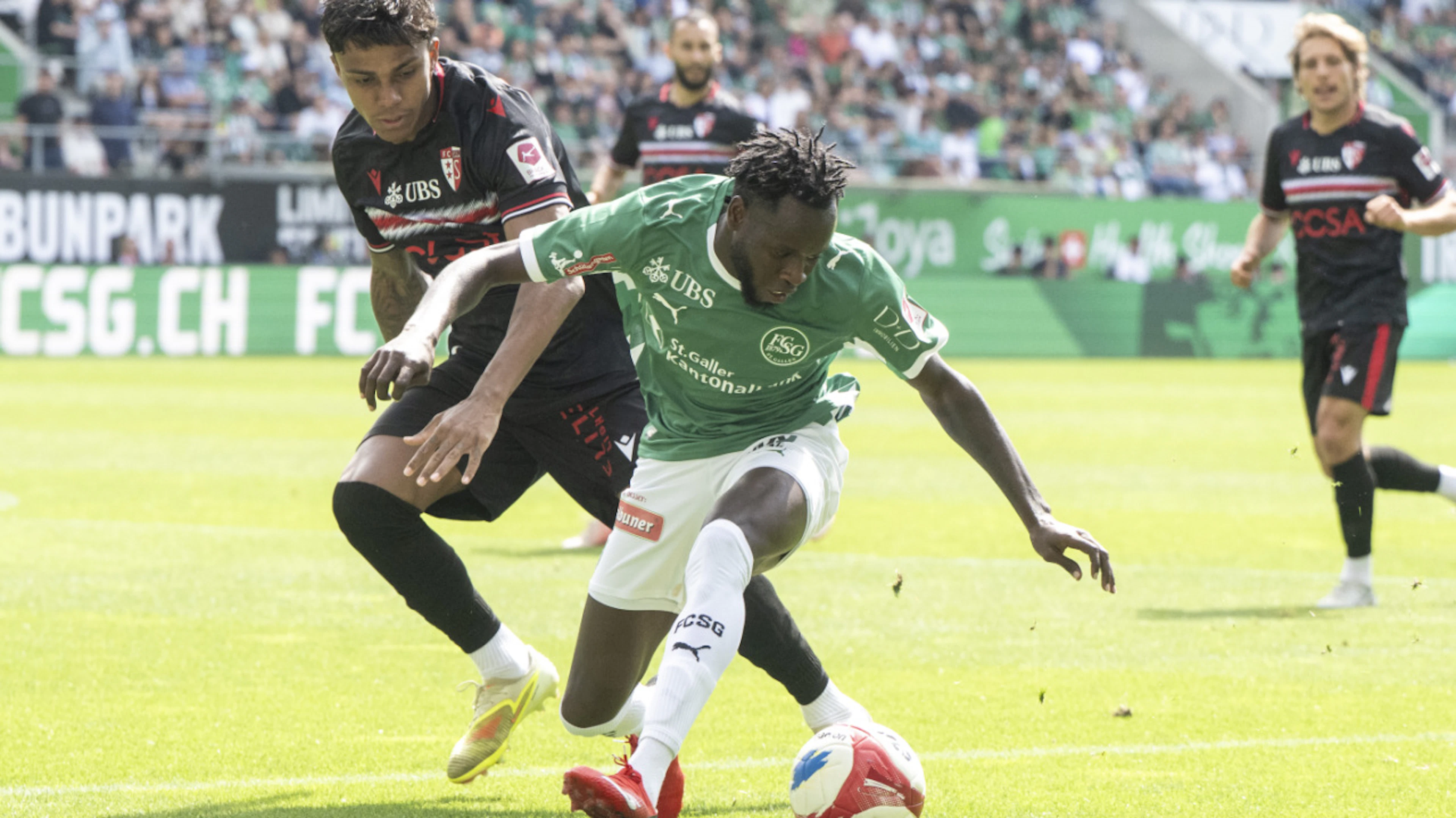 St. Gallen (Aliou Baldé, rechts) trifft in der 2. Qualifikationsrunde der Europa League auf Benfica Lissabon, Sion (Baltazar) eine Stufe tiefer auf BATE Borissow