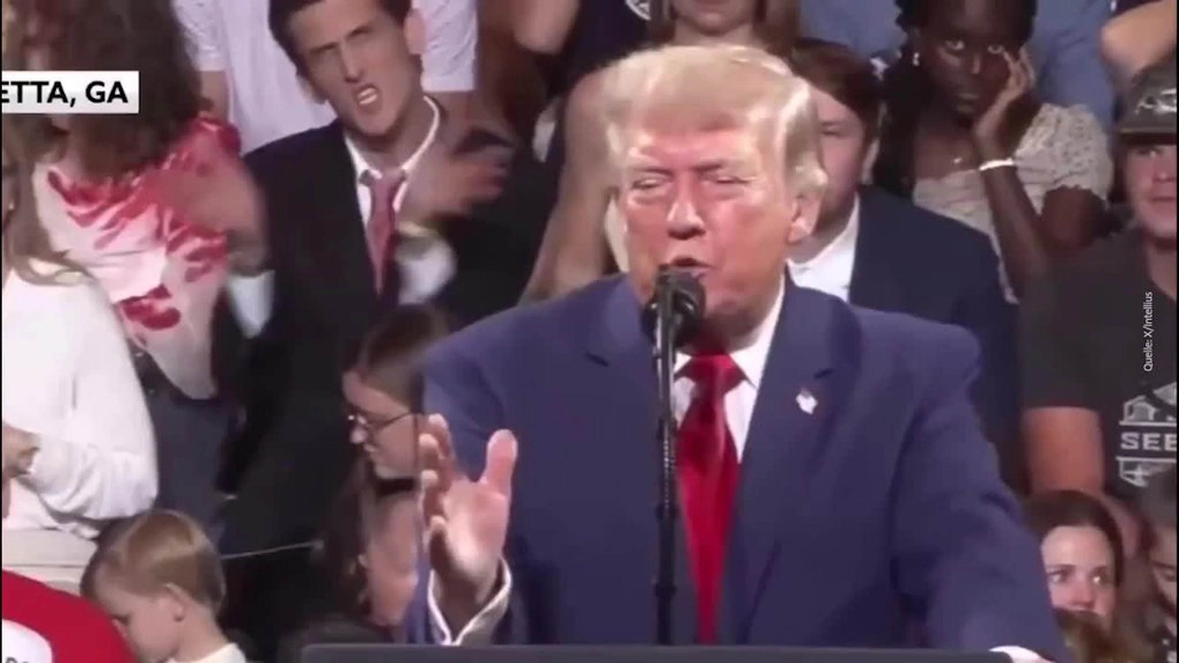 Un homme imite Trump dans son dos - Il ne remarque rien !