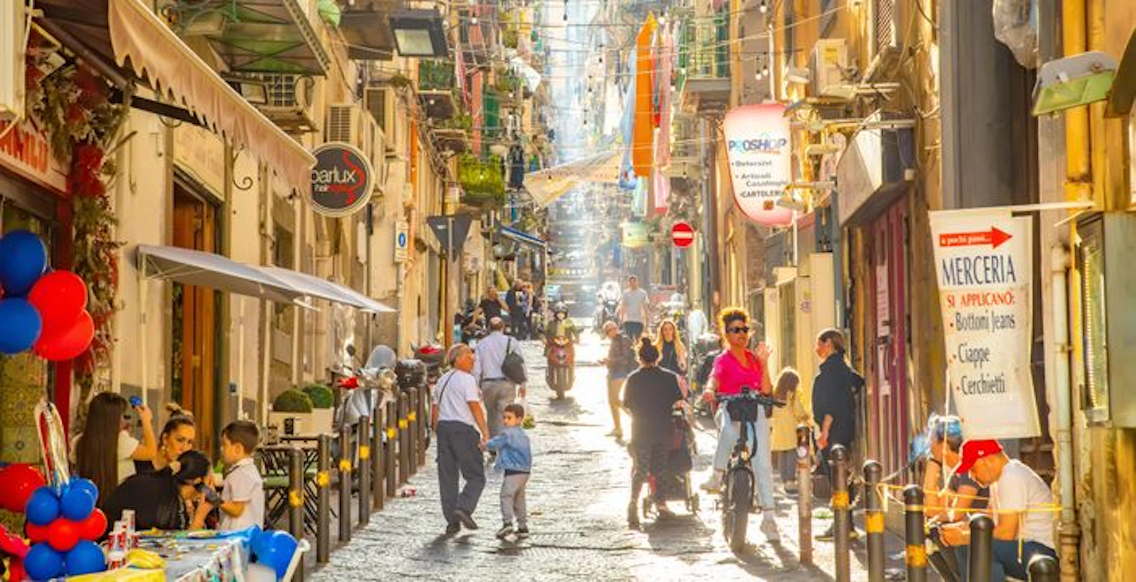 Die schmale Gasse Spaccanapoli im historischen Zentrum Neapels erstreckt sich vom Spanischen Viertel bis in den Stadtteil Forcella.