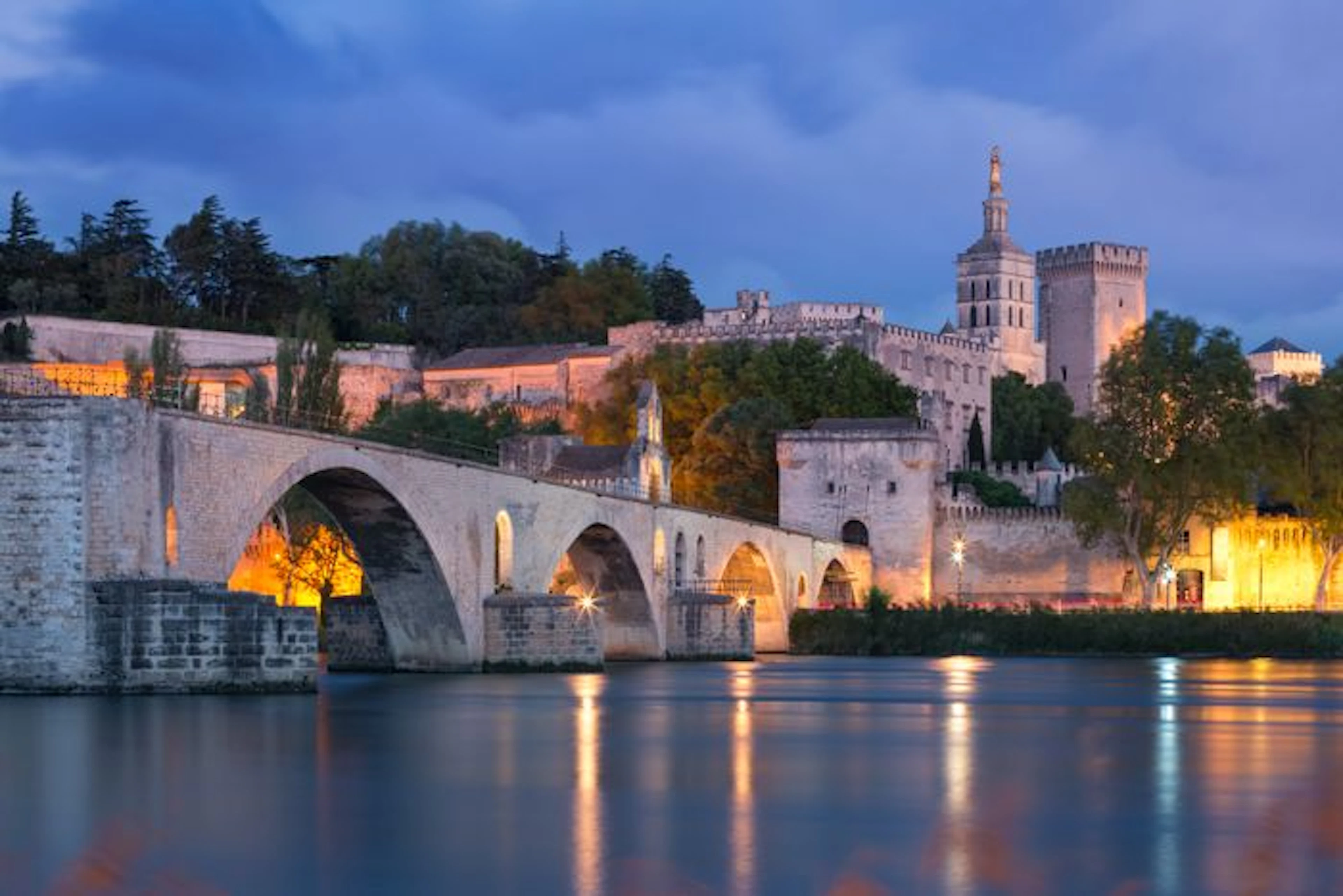 Die Pont d'Avignon an der Rhône ist ein Wahrzeichen von Avignon, dass einst das kirchliche Machtzentrum war.