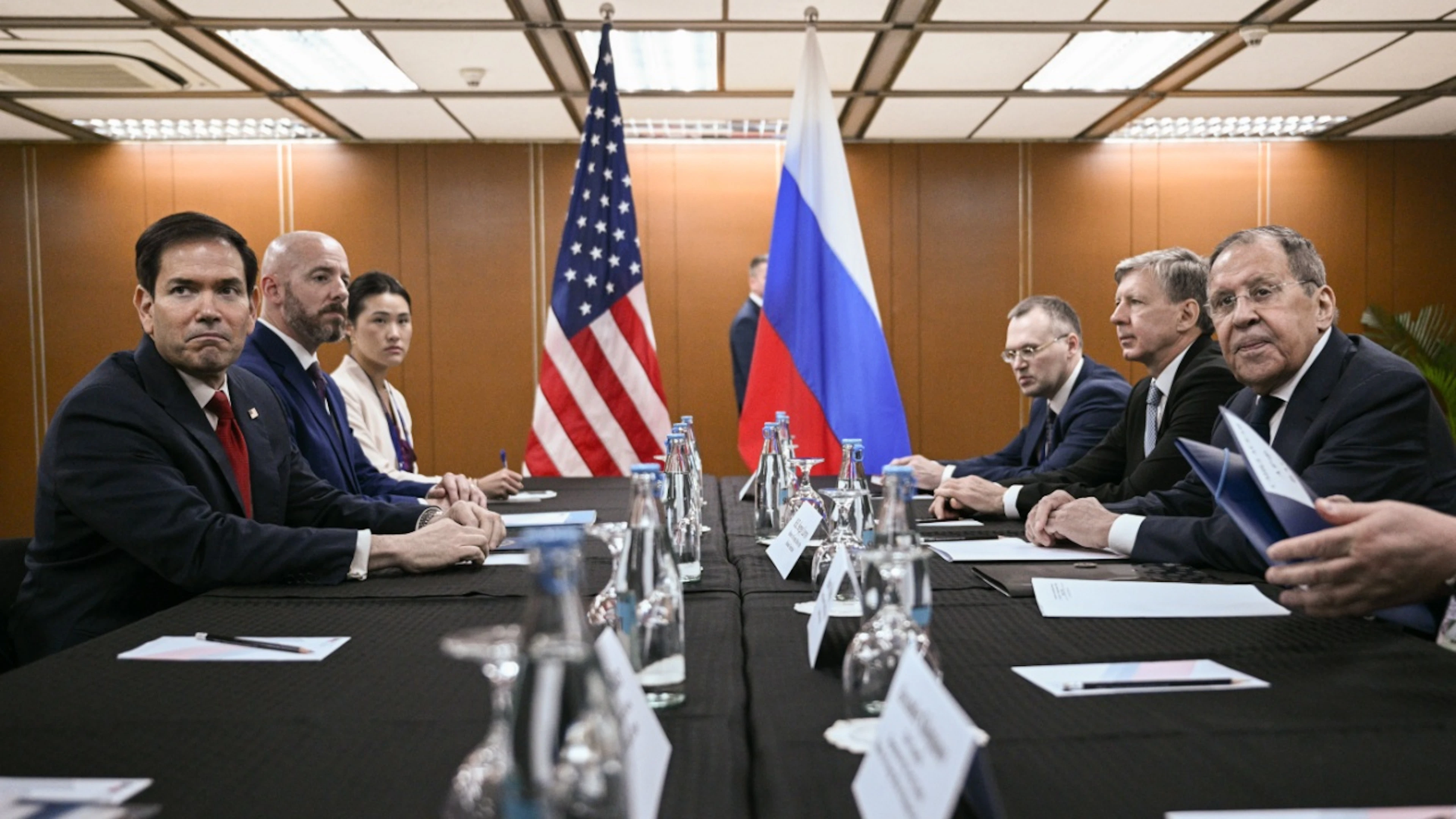 Marco Rubio e Sergey Lavrov a Manila mentre discutono su come porre fine alla guerra in Ucraina.