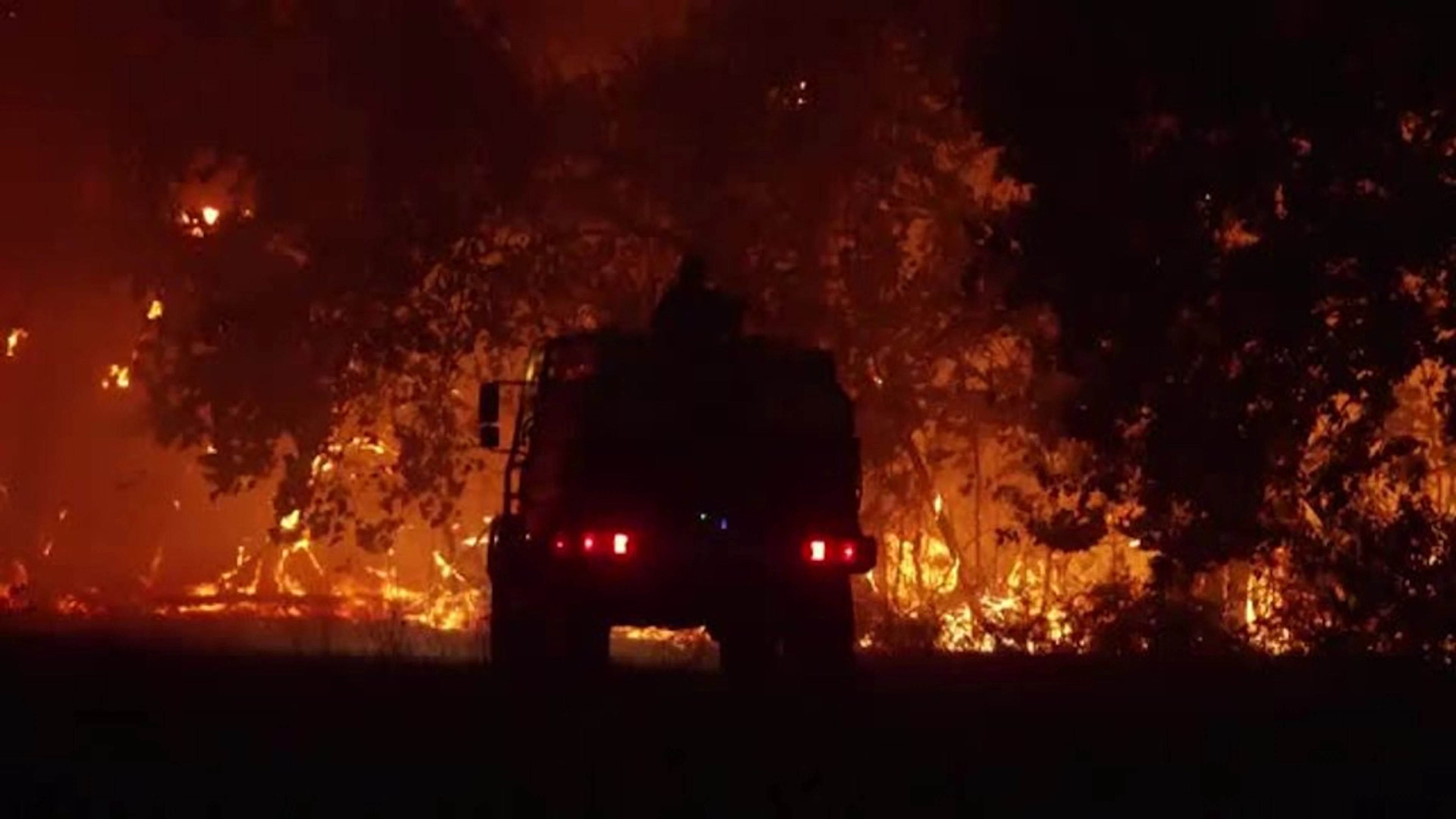 Incendie à Lège-Cap-Ferret : les pompiers combattent les flammes de nuit