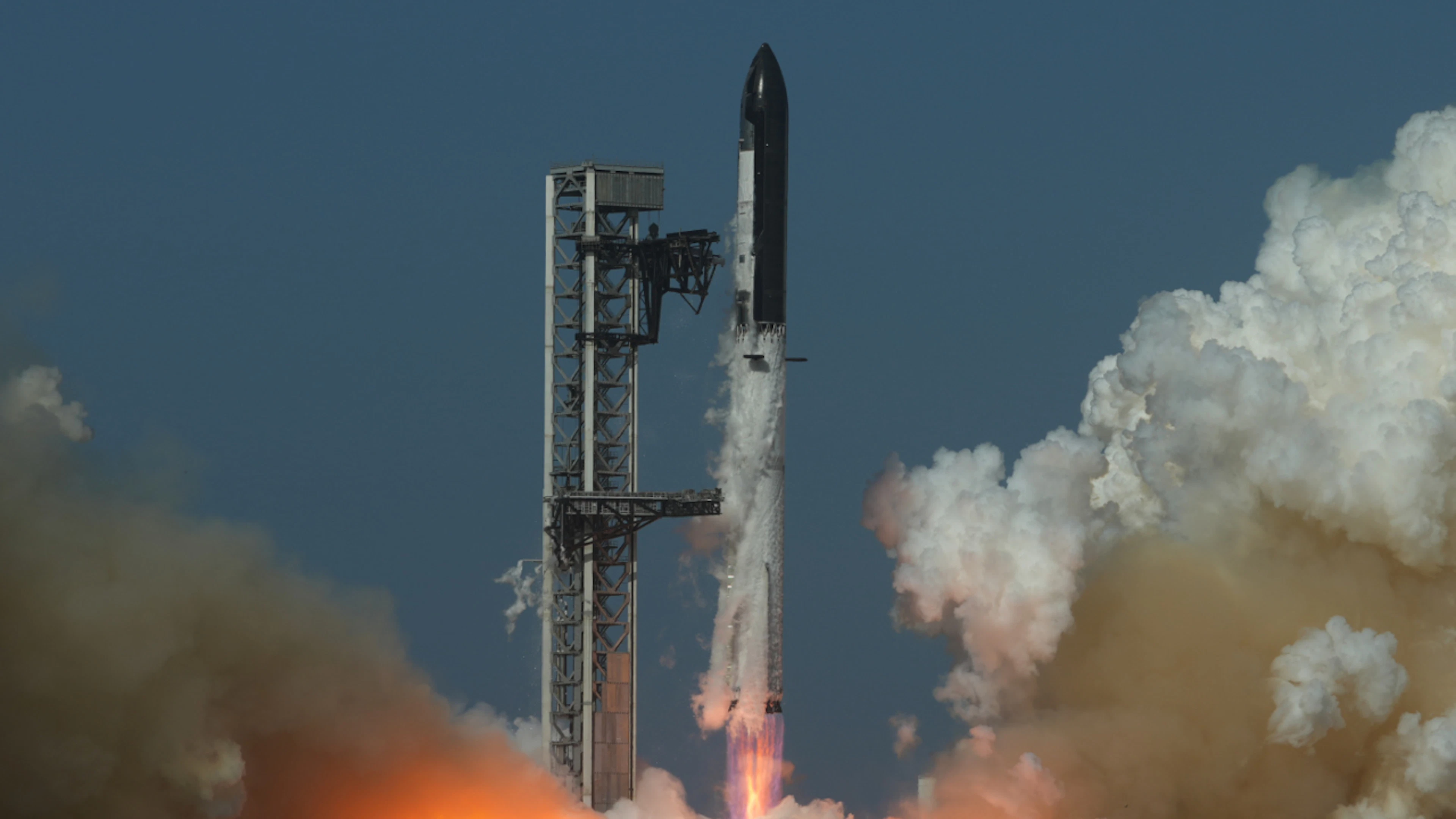 Starship réussit son 13e vol d'essai après une entrée en bourse record