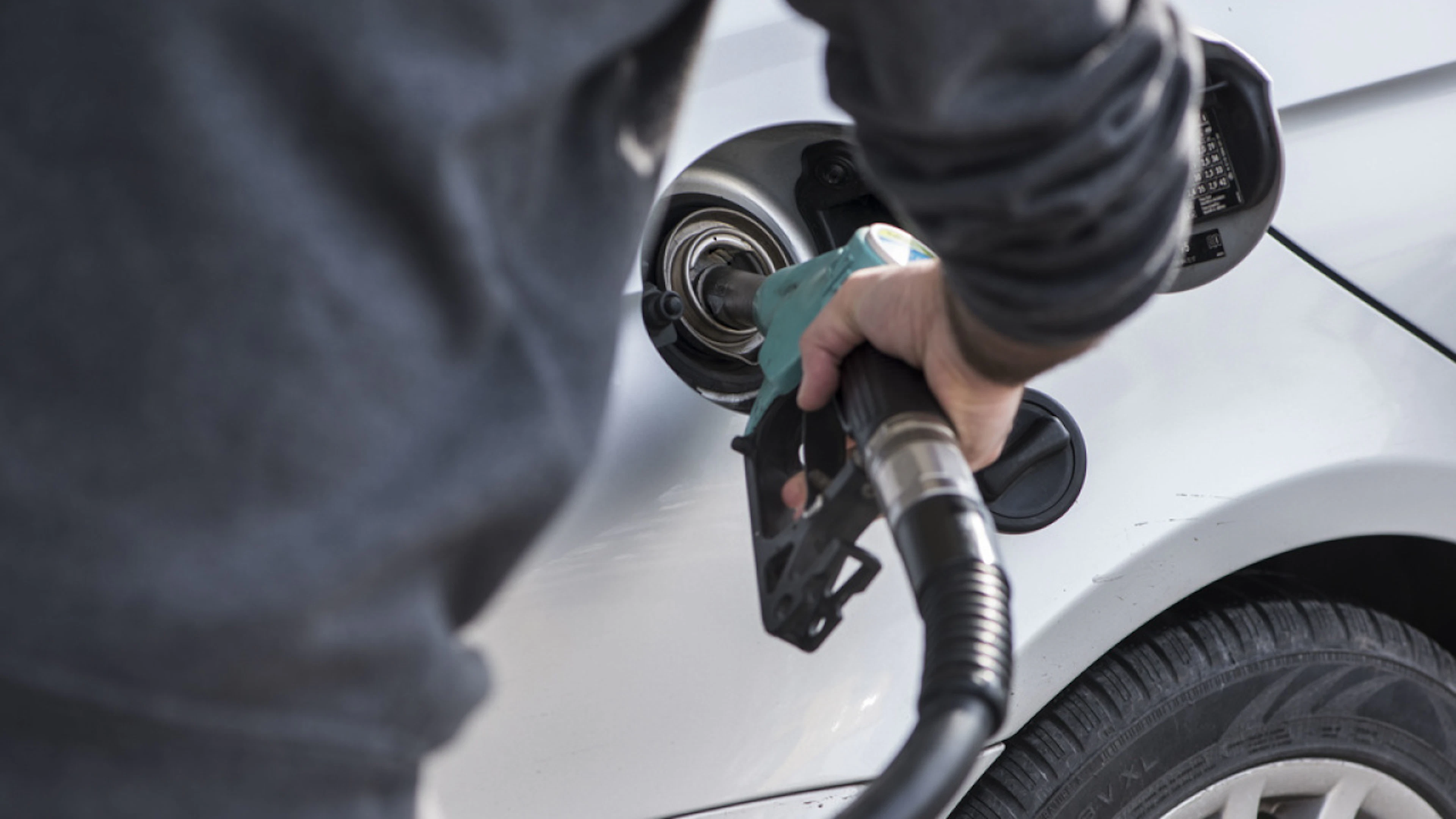 Controlli ai distributori di carburante del Varesotto, la metà erano irregolari