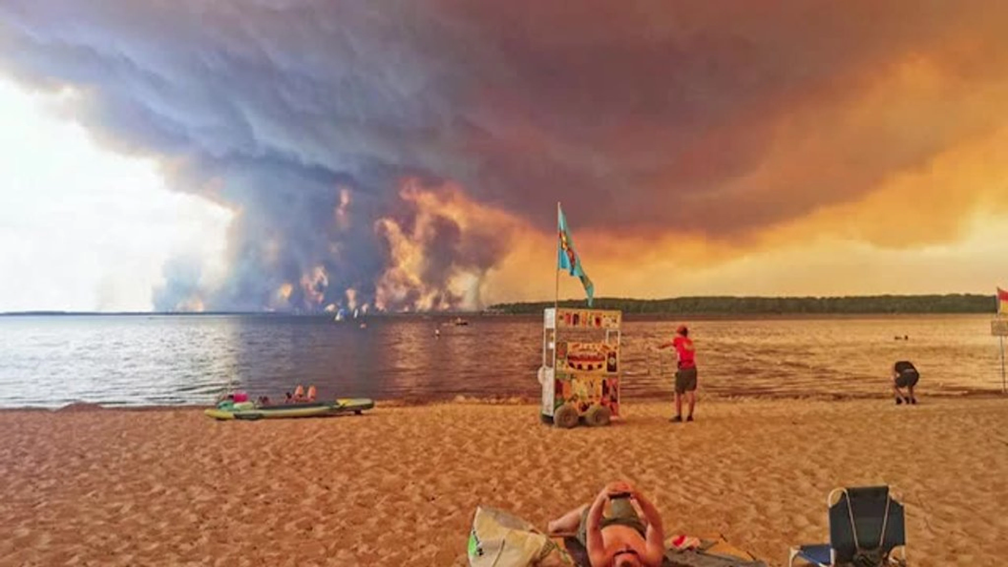 Des vacanciers assistent, impuissants, à la progression des feux en Gironde