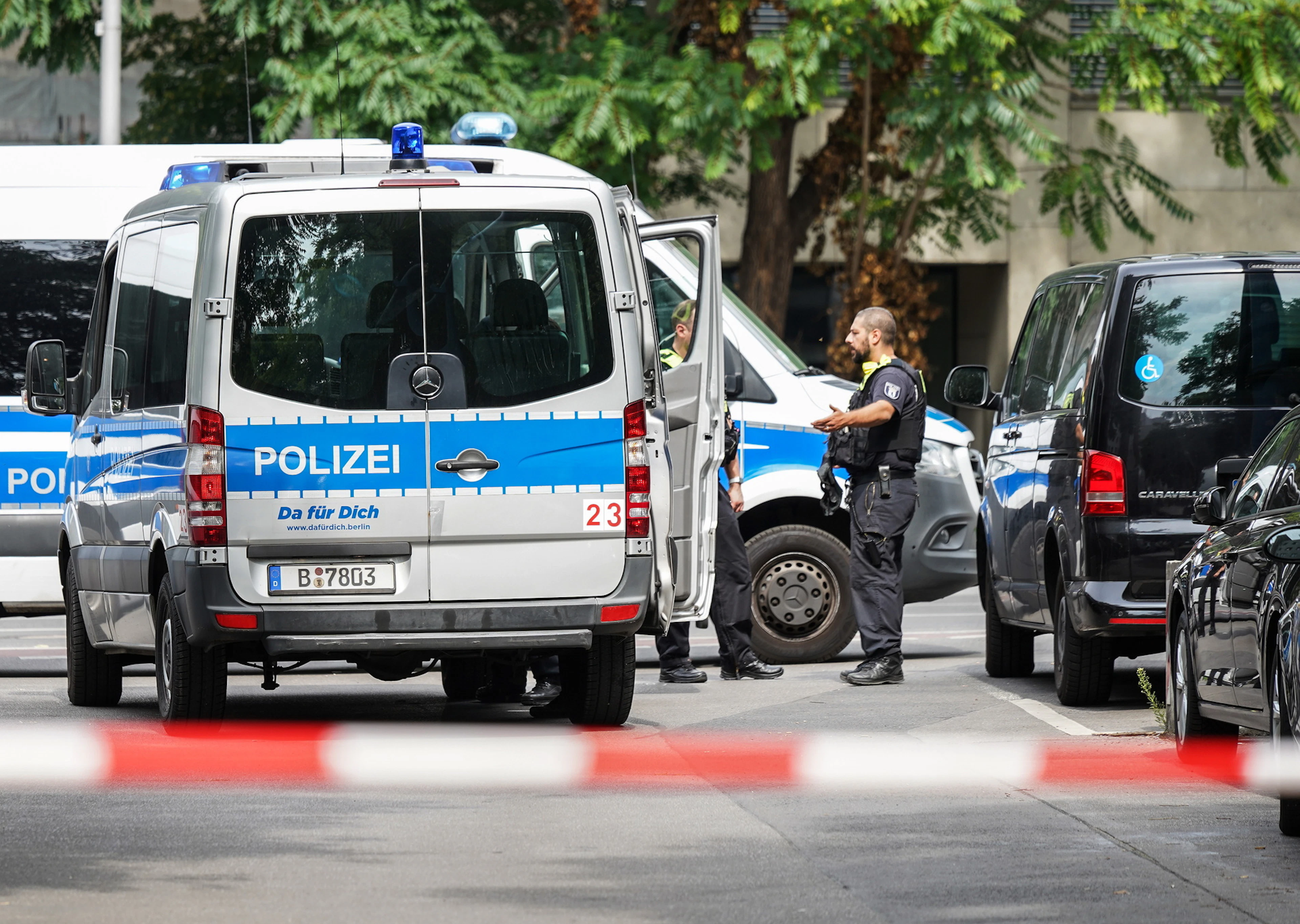 Agenti di polizia davanti a un edificio dopo la perquisizione di un appartamento nei pressi del luogo in cui un veicolo si è lanciato contro la folla.