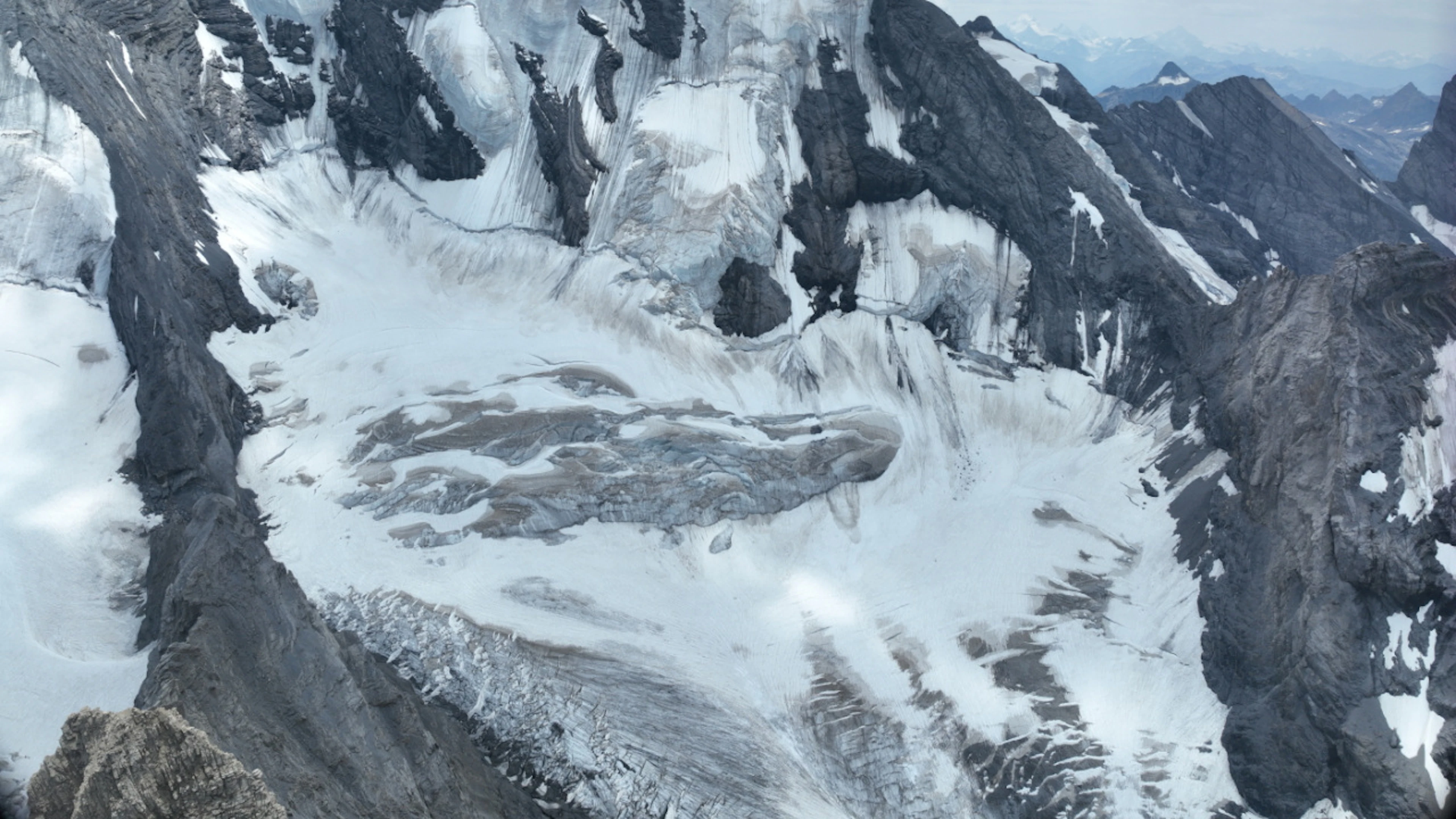 Deux randonneurs piégés une nuit dans une crevasse du Blüemlisalphorn ...