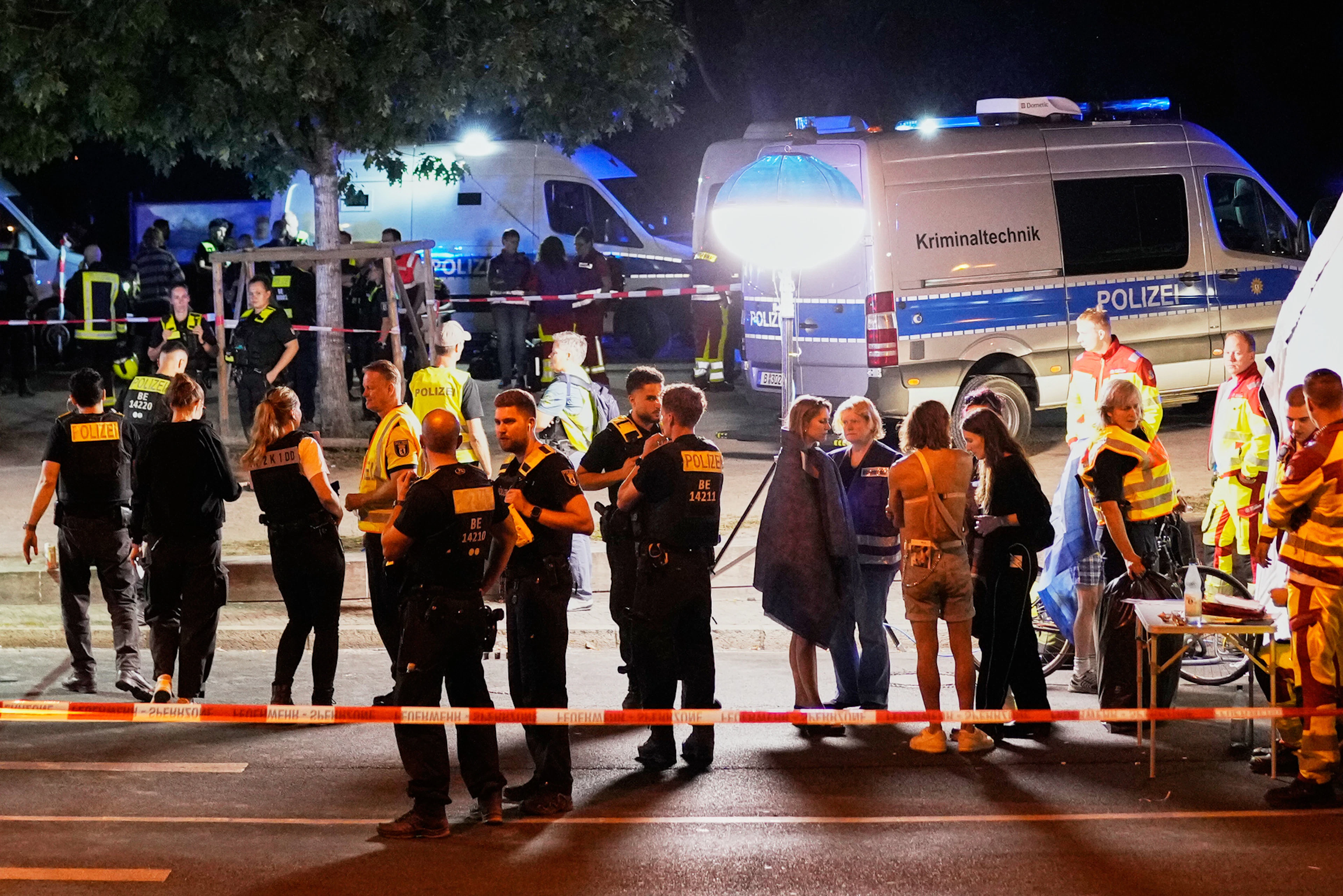 I soccorritori e le forze dell'ordine si radunano a Berlino, nelle prime ore di domenica 26 luglio, in seguito alla cancellazione dei festeggiamenti del Christopher Street Day.