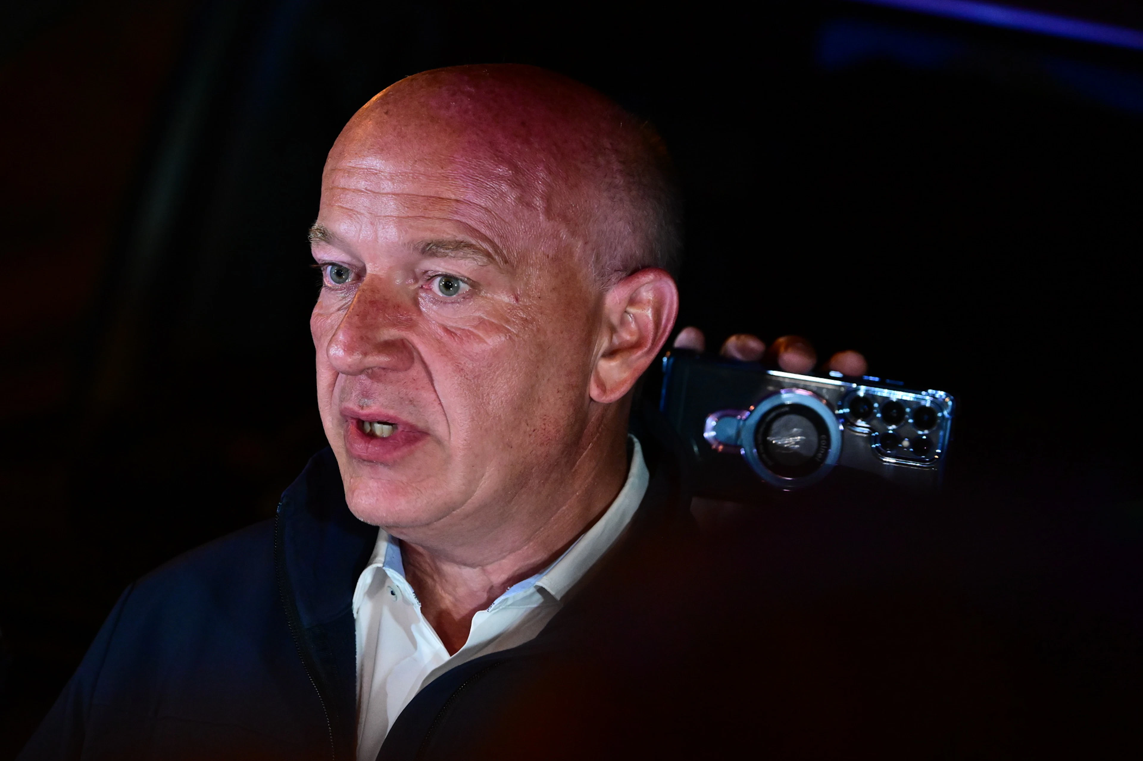 Kai Wegner, sindaco di Berlino, parla con i giornalisti.