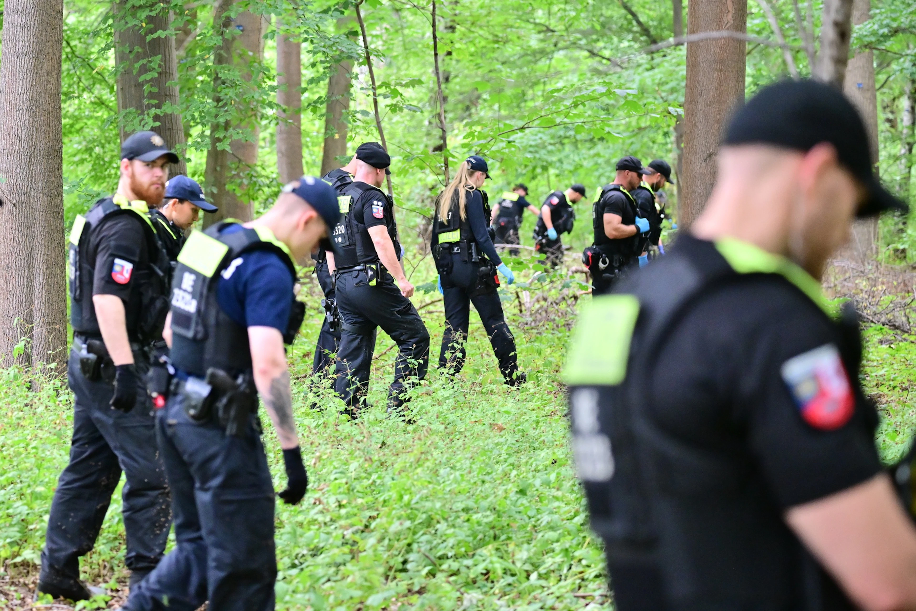 Le forze dell’ordine perquisiscono il bosco nei pressi dell’area dell'attentato.