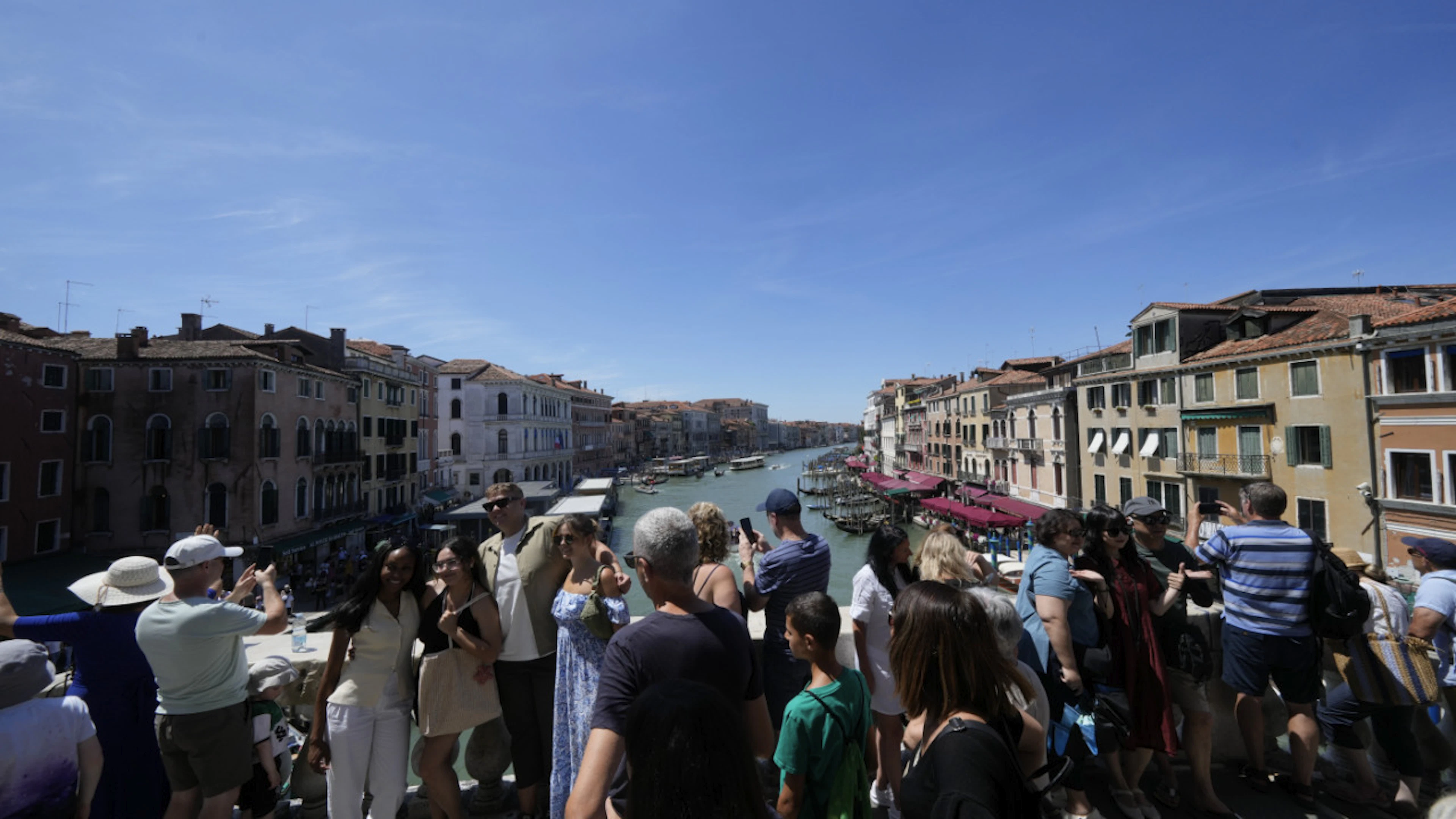 ARCHIVE – Many tourists are standing on the Rialto Bridge in Venice. Photo: Luca Bruno/AP/dpa