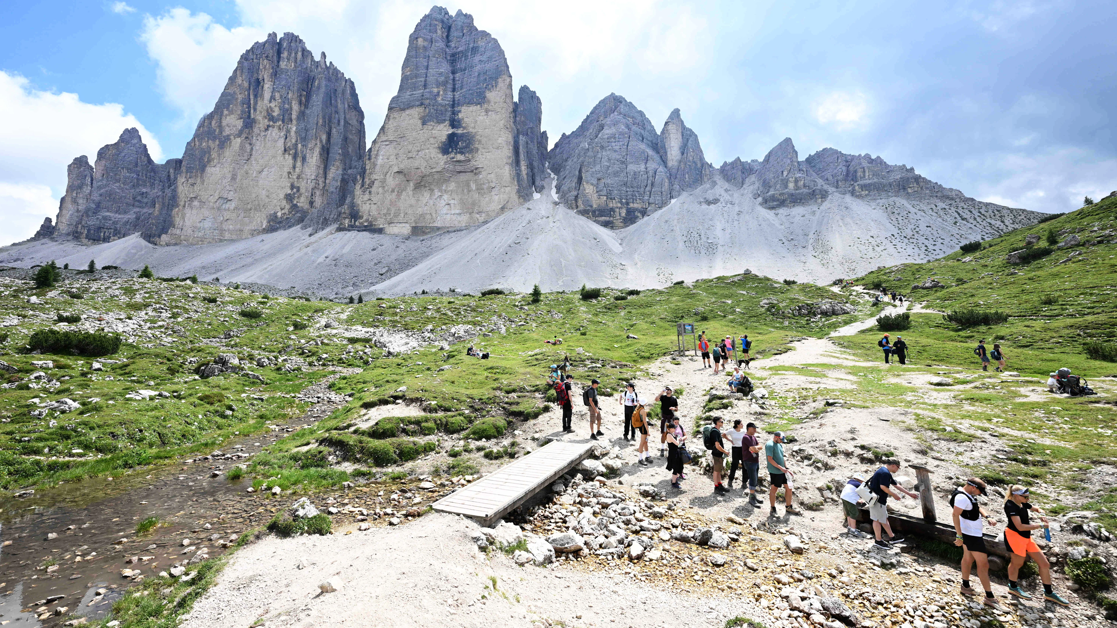 Una celebre località italiana finisce nel caos: turisti in coda per ore
