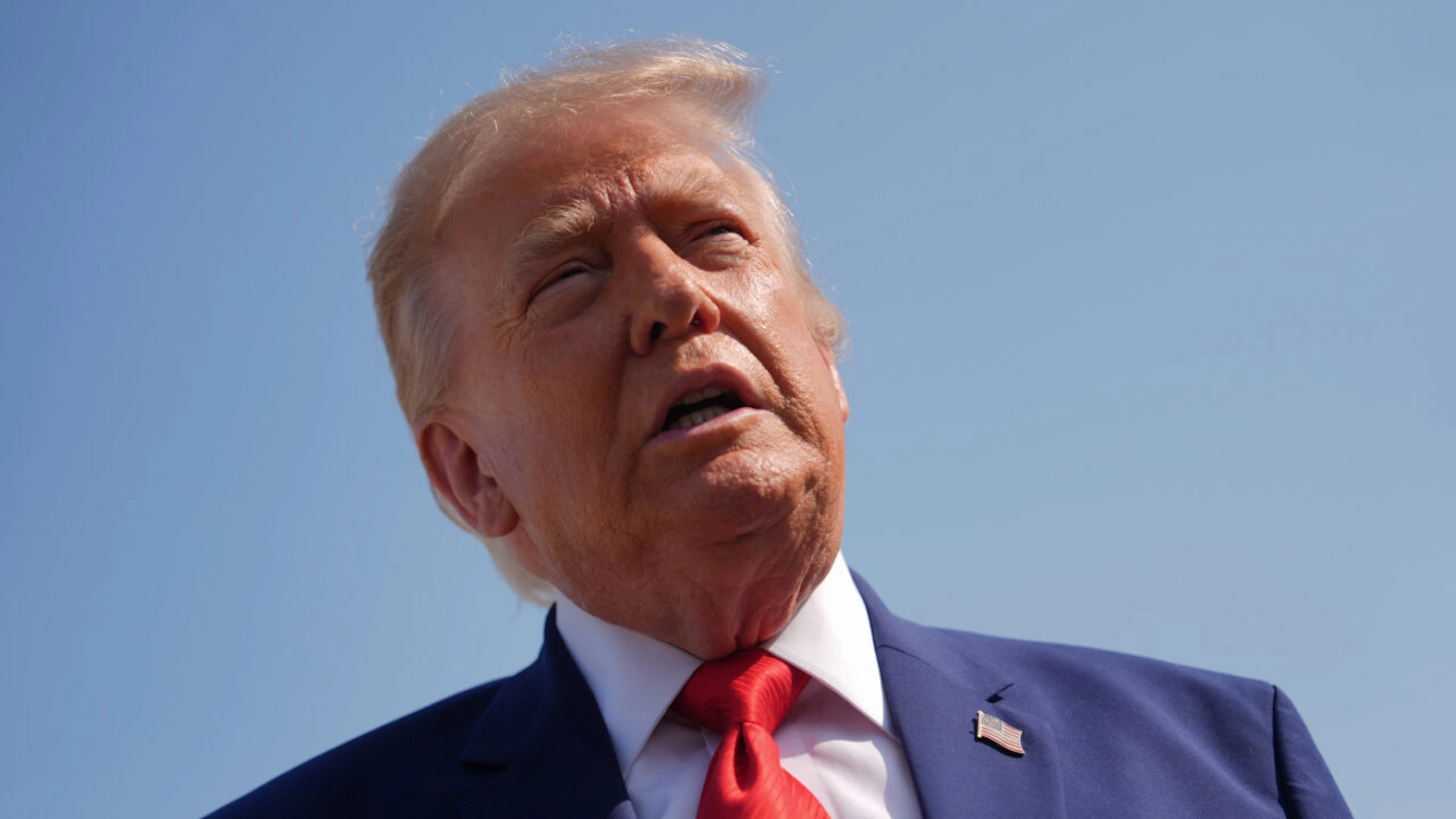 ARCHIVE – U.S. President Donald Trump speaks with reporters at Joint Base Andrews before boarding Air Force One. Photo: Julia Demaree Nikhinson/AP/dpa
