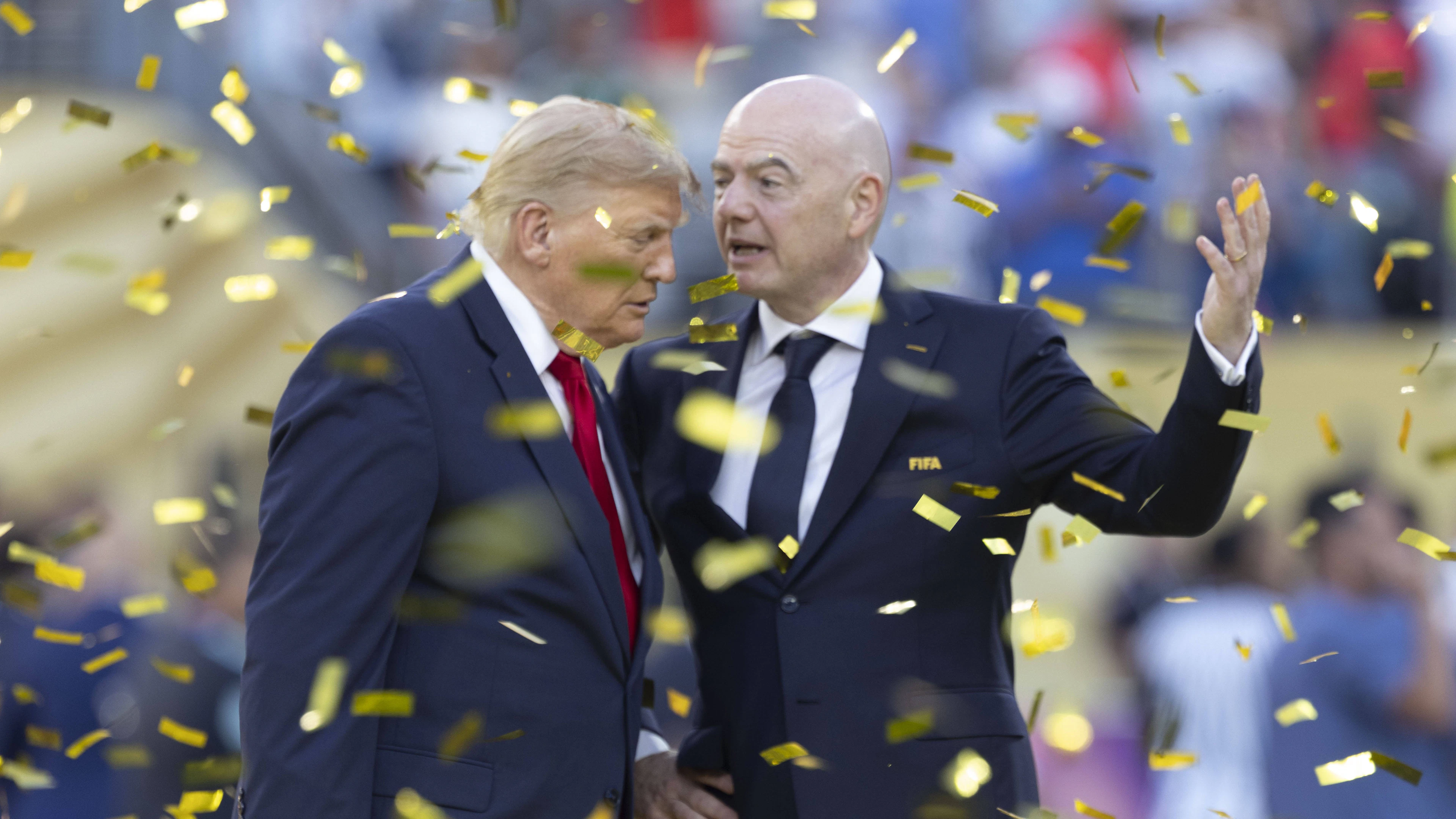Il presidente degli Stati Uniti Donald Trump (a sinistra) e il presidente della FIFA Gianni Infantino alla finale dei Mondiali.
