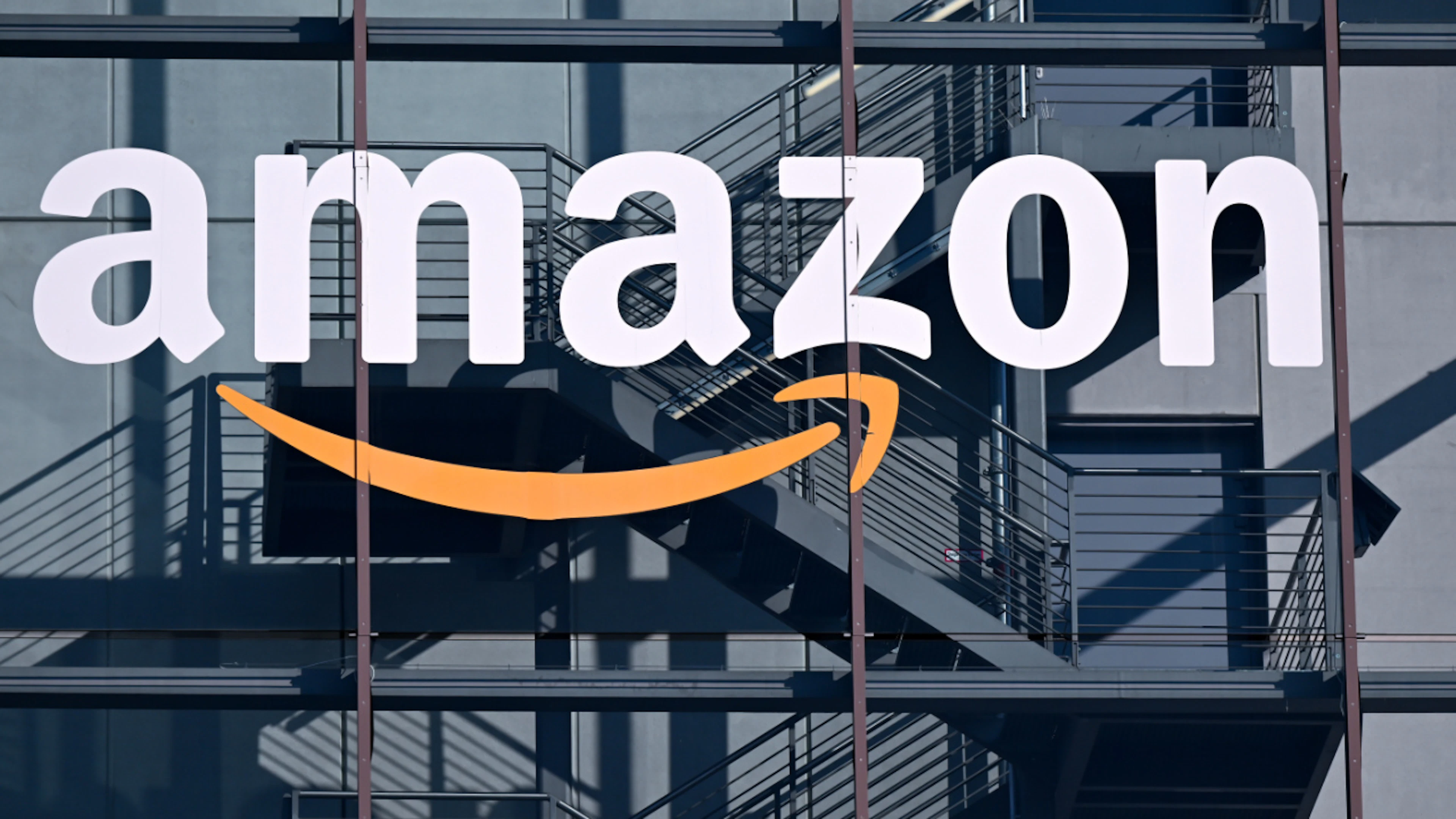 In der wichtigen Cloud-Sparte AWS von Amazon, auf deren Entwicklung Anleger besonders achten, stieg der Umsatz im Jahresvergleich um 37 Prozent auf 42,2 Milliarden Dollar. (Archivbild)