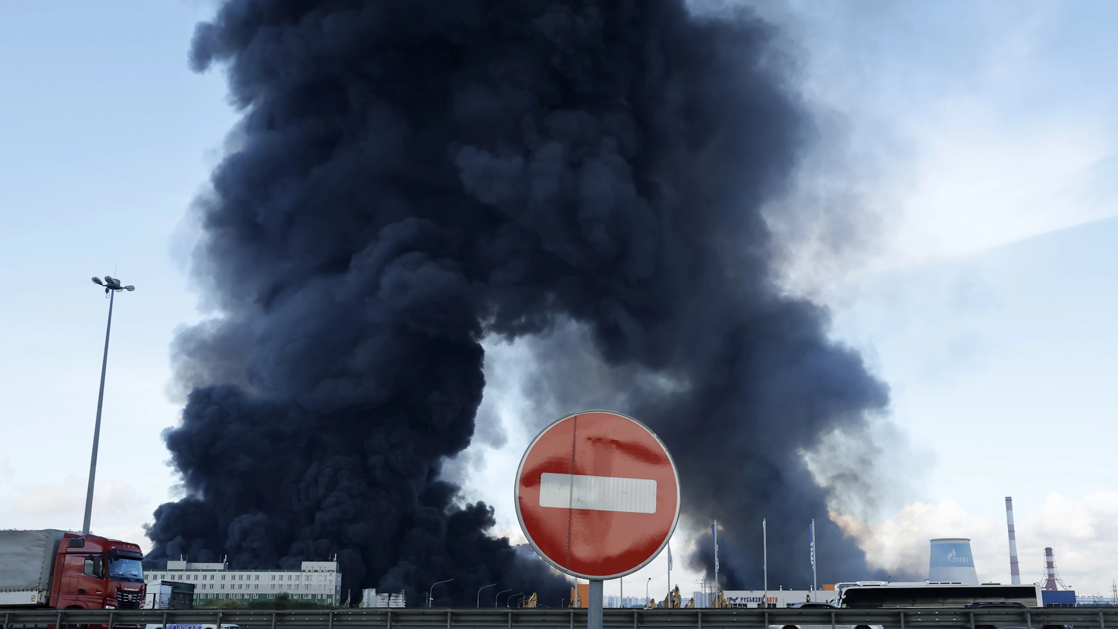 Rauch über St. Petersburg nach einem Drohnenangriff auf ein dortiges Lager des Online-Händlers Wildberries. (Archivbild)