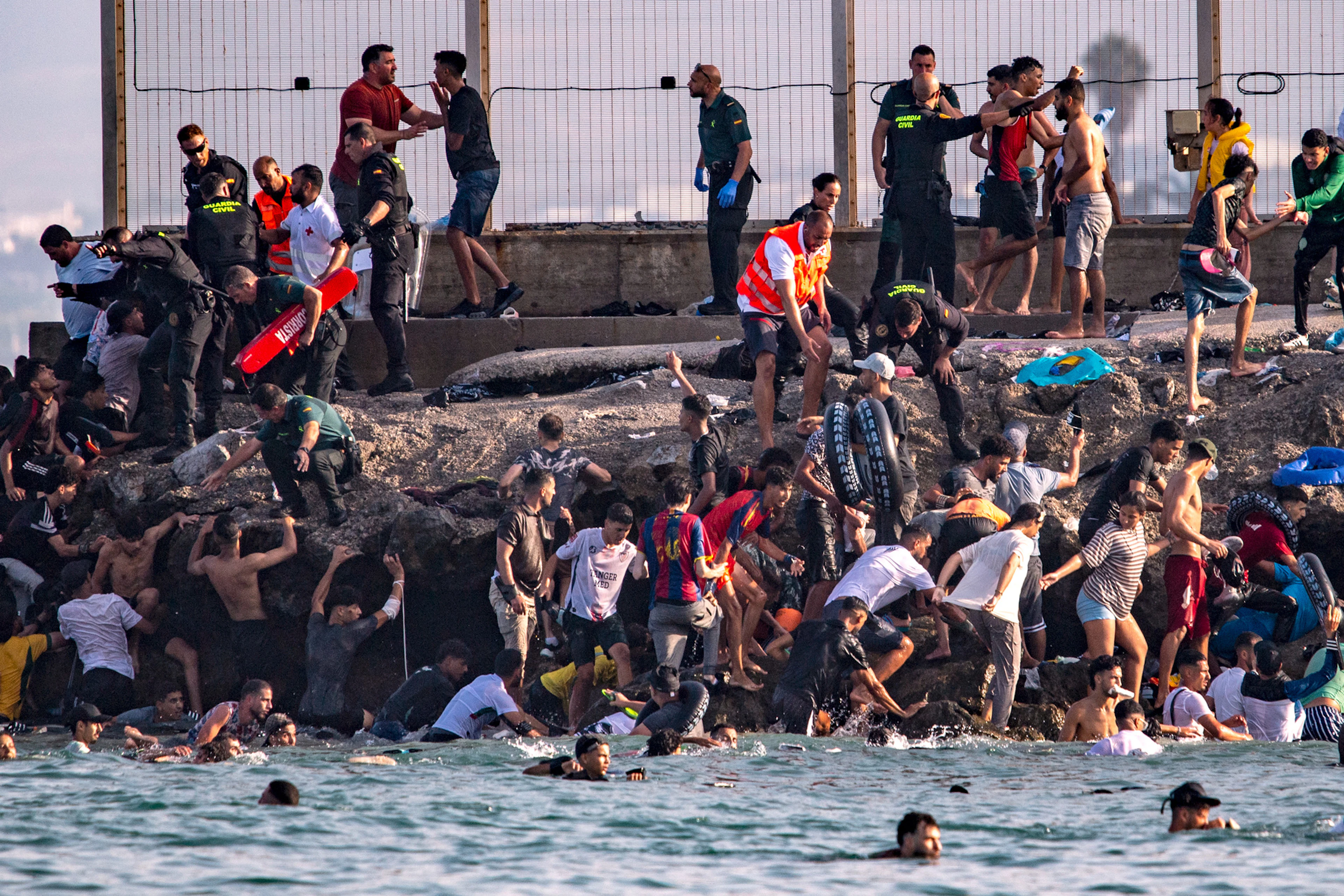 Dangerous Journey to Ceuta: Thousands of people swam to the Spanish exclave on Thursday.