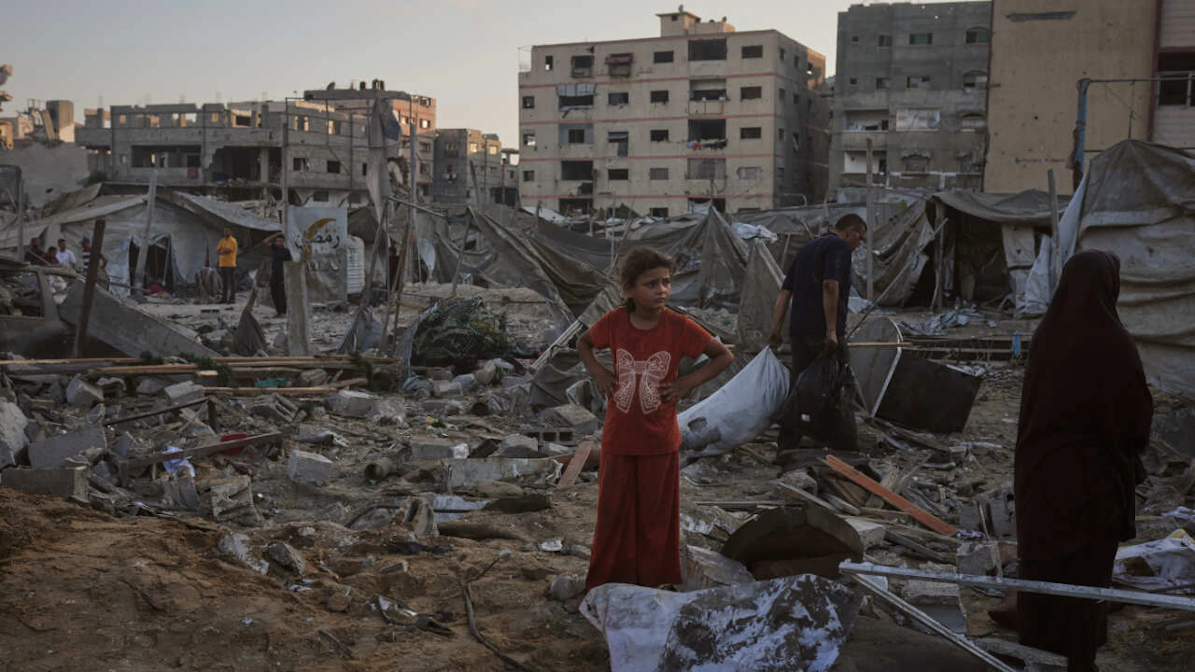 Palästinenser bergen ihre Habseligkeiten aus den Trümmern eines Gebäudes und von Zelten, die bei einem israelischen Luftangriff in Gaza-Stadt zerstört wurden. Foto: Jehad Alshrafi/AP/dpa