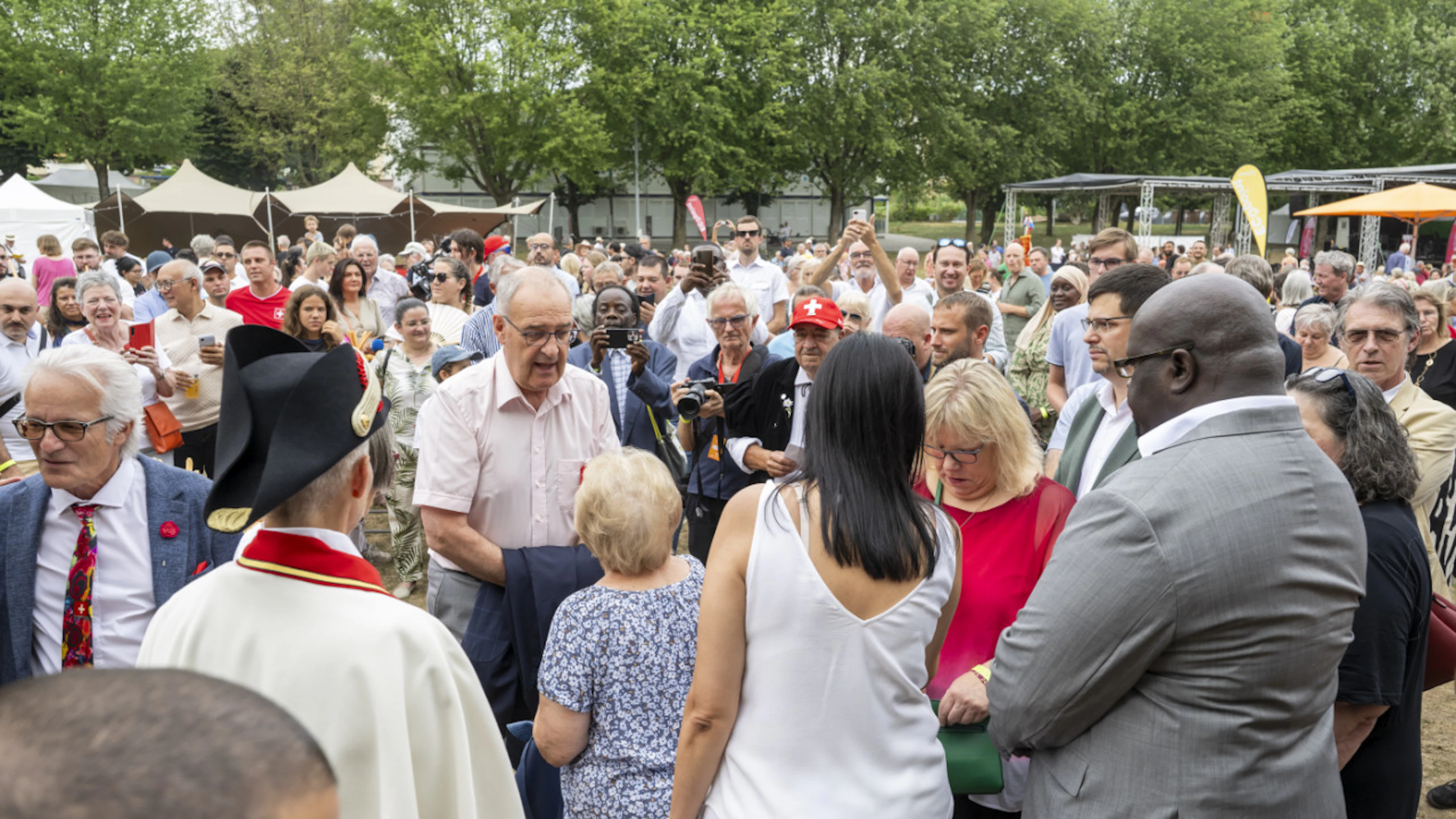 Bagno di folla per il presidente della Confederazione Guy Parmelin a Renens (VD).
