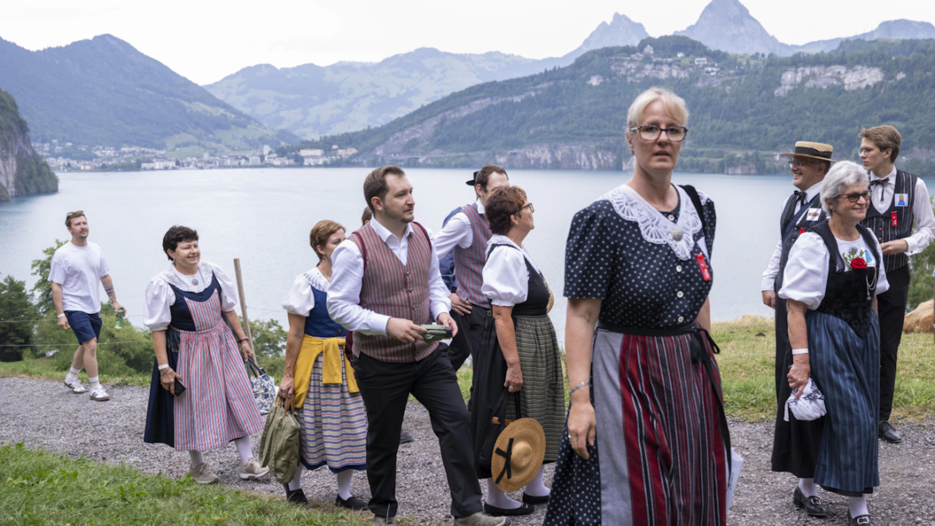 People in traditional costumes of various colors are arriving at the Rütli.