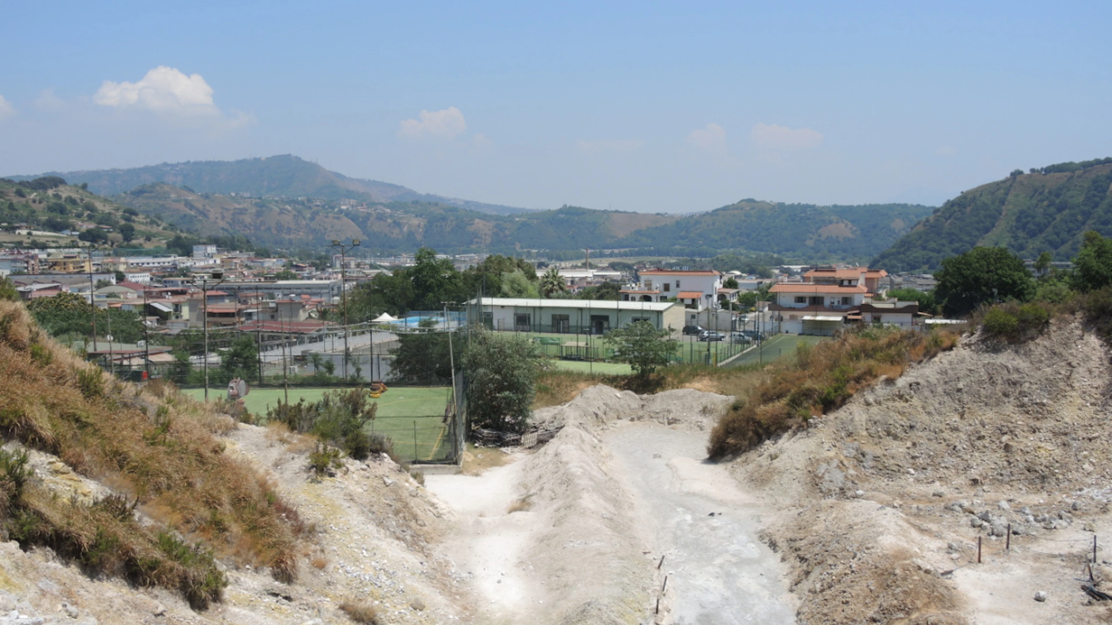 ARCHIV – Auf dem Gebiet der Phlegräischen Felder in Pozzuoli westlich von Neapel ist ein grauer Tümpel zu sehen, der von dem Vulkan ausgeht. Foto: Lena Klimkeit/dpa (Archivbild)