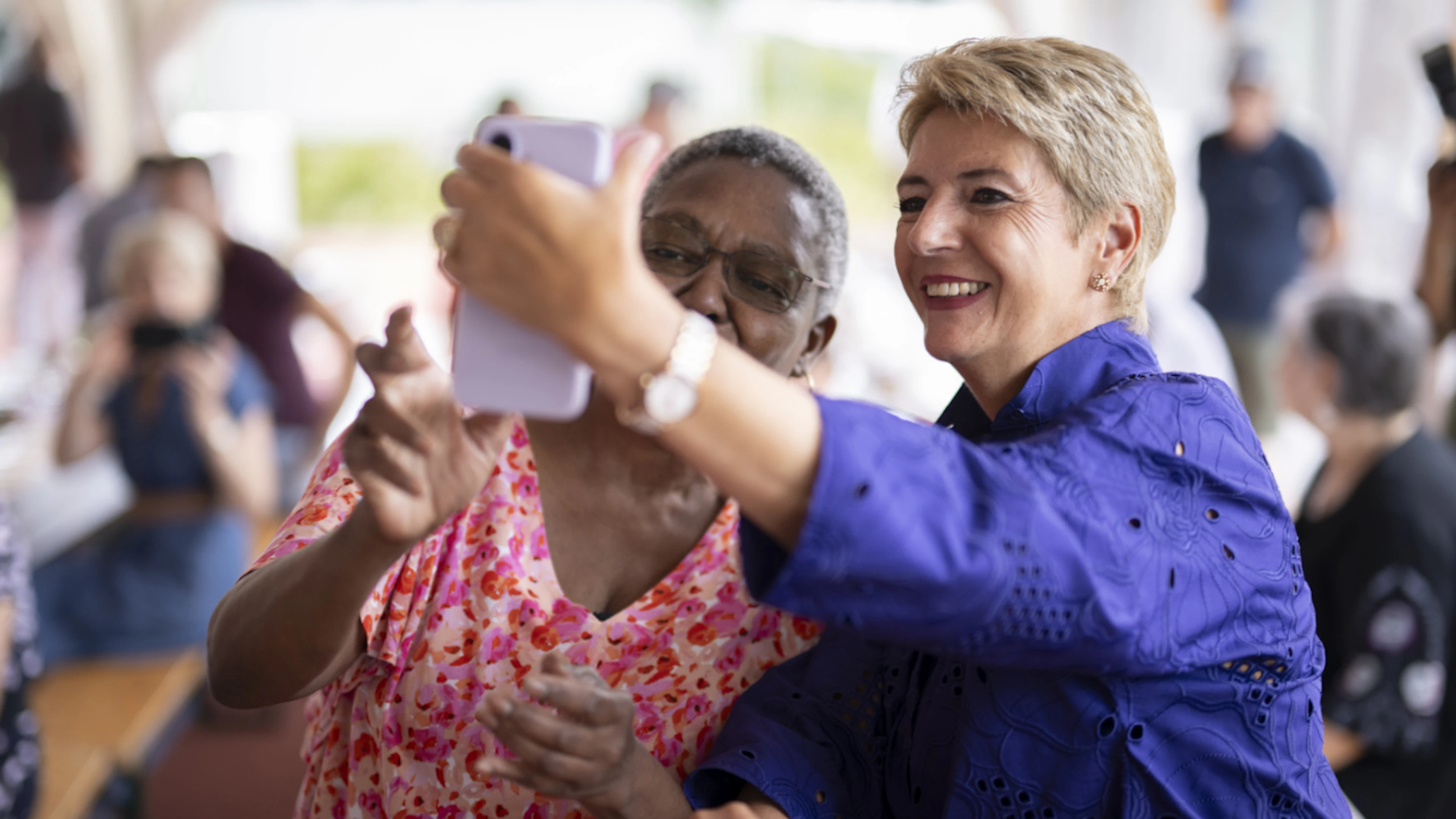 Federal Councilor Karin Keller-Sutter (FDP) posed for a selfie at the Swiss National Day celebration in Kradolf-Schönenberg, Thurgau.