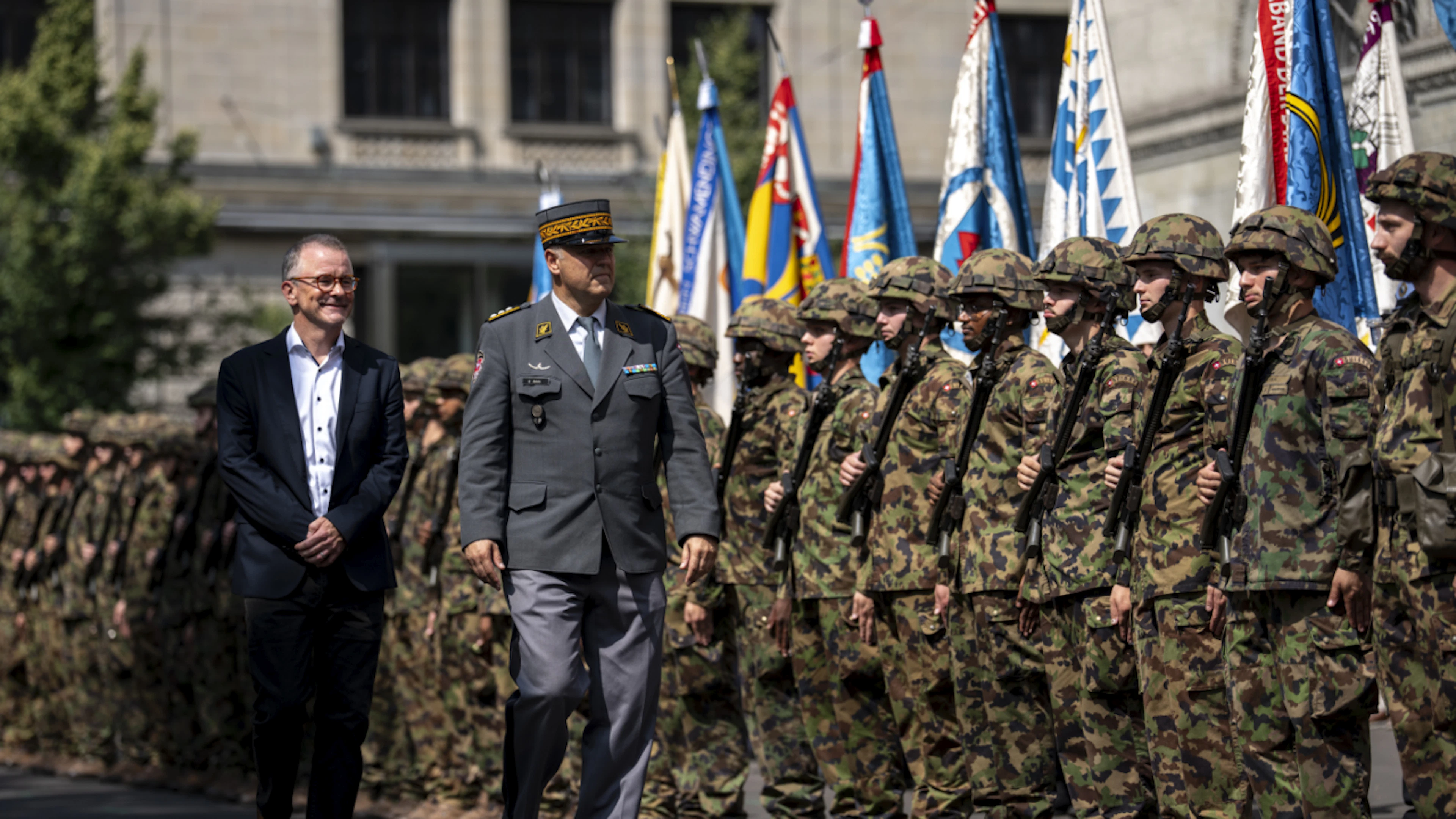 «Die Schweiz wird jeden Tag angegriffen»: Armeechef Benedikt Roos mit dem Zürcher Stadtpräsidenten Raphael Golta bei der Bundesfeier.