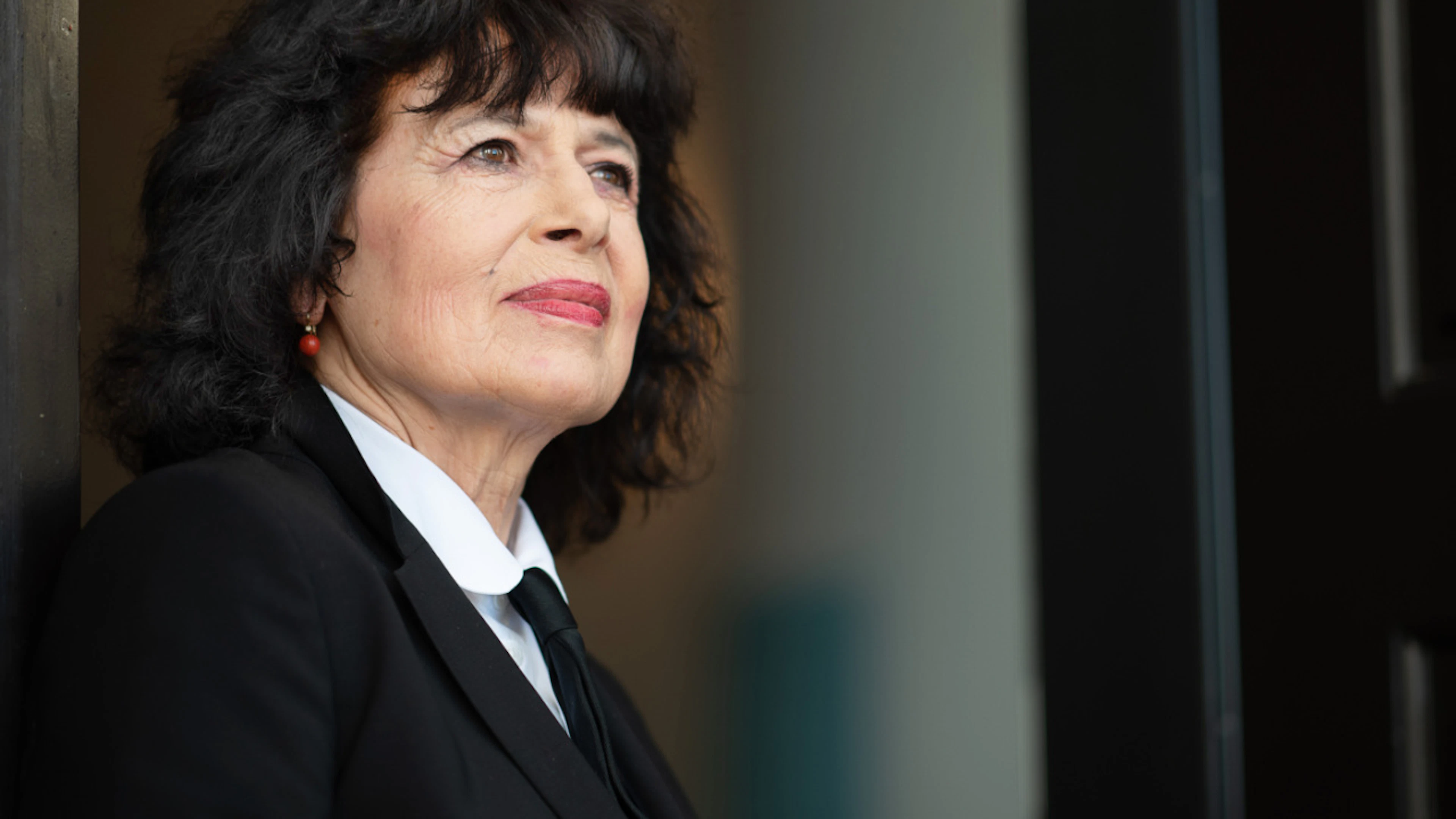 ARCHIV – Autorin Monika Helfer steht vor einer Lesung der Autorinnen und Autoren der Shortlist Deutscher Buchpreis 2021 am Literaturhaus Frankfurt. Foto: Sebastian Gollnow/dpa
