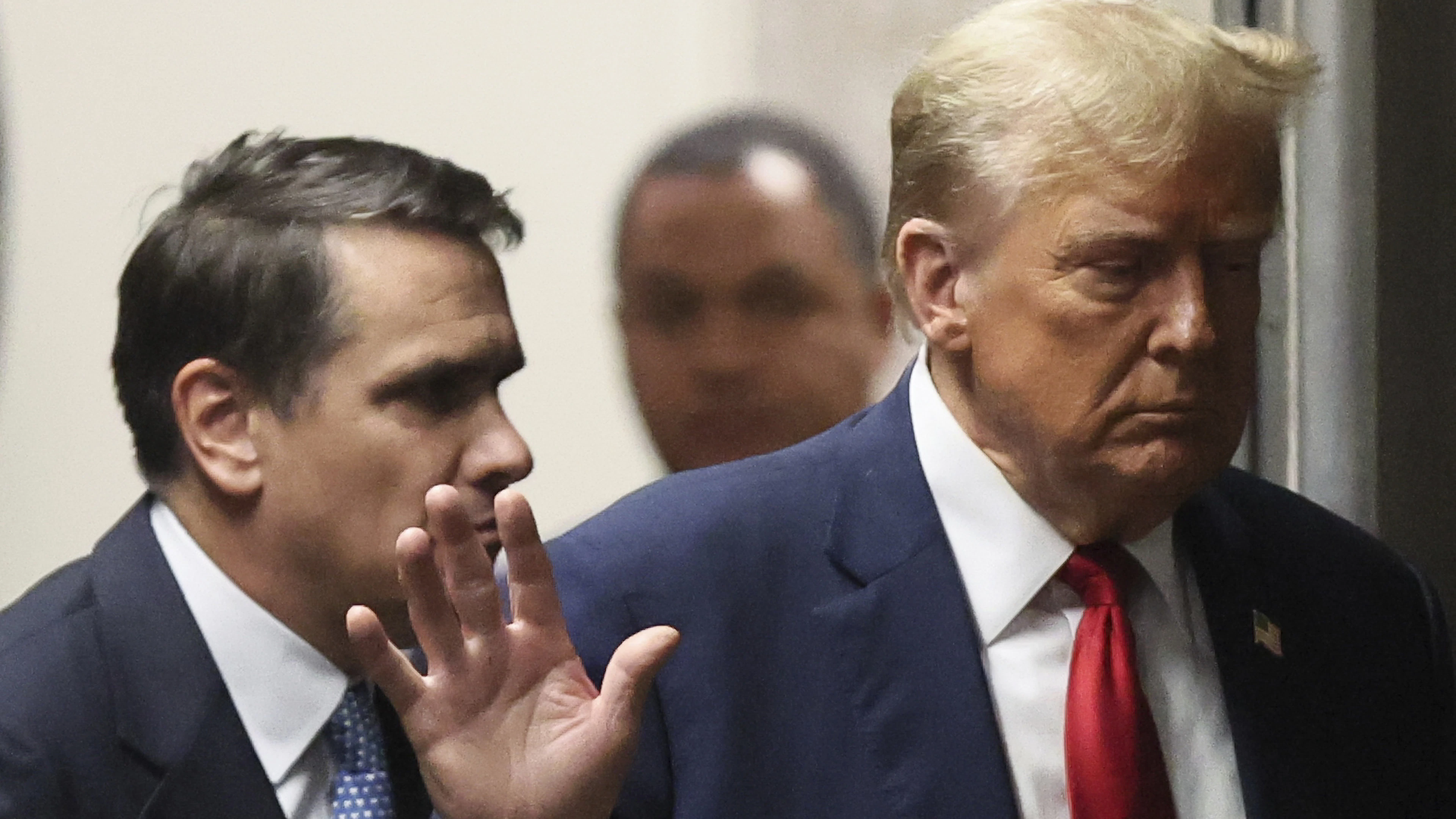 US-Präsident Donald Trump (rechts) ist nicht sehr erfreut, dass sein amtierender Justizminister Todd Blanche den «Opferfonds» für seine Anhänger gebodigt hat.